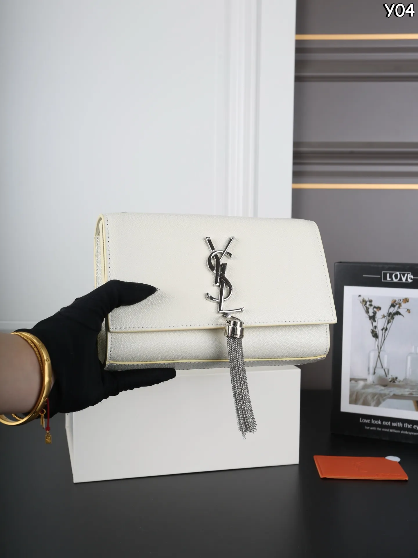 P160 全套礼盒 圣罗兰 YSL KATE 鱼子酱 流苏包链条单肩斜挎包 流苏超复古 满满的高级感 特别是流苏的材质,简直不要太好了!很有沉度的 经典流苏Kate也太🉑了吧‼️ 粒面牛皮耐磨耐用,链条可随意调节变换背法,既可斜背又可腋下,更是完美晚宴包! 尺寸:20×13