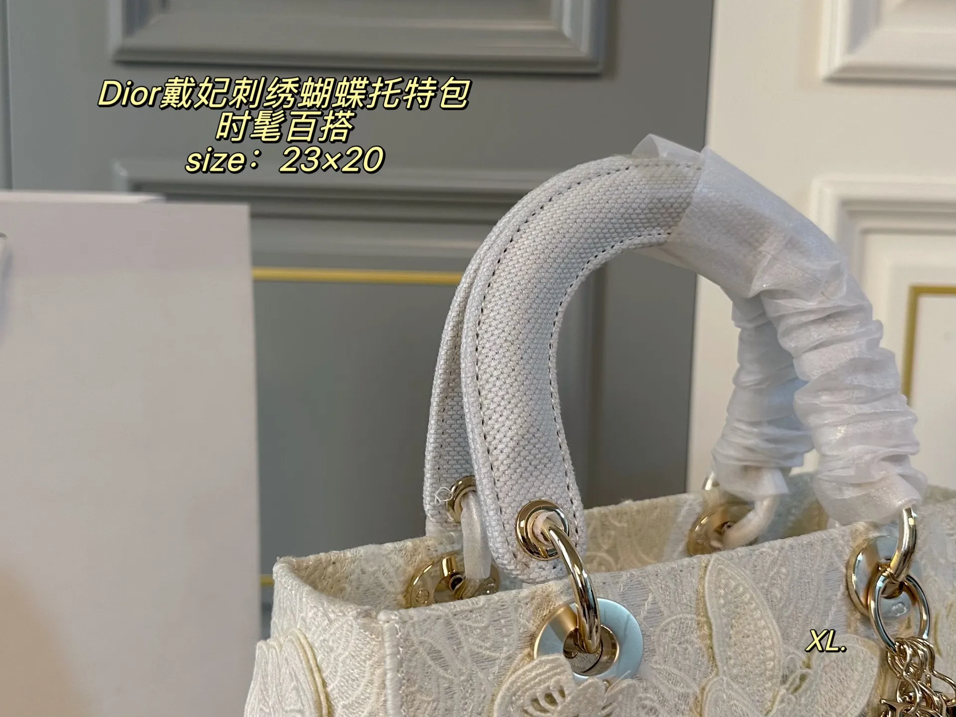 P285（折叠盒） size：23&times;20 Lady Dior 迪奥戴妃刺绣蝴蝶手提包💕 标志性刺绣logo搭配立体蝴蝶装饰 真的美翻了，氛围感瞬间拉满 时髦典雅的设计经久不衰！ 斜挎帅气大方，手提精致优雅！ 自带氛围感，时尚百搭yyds🖤