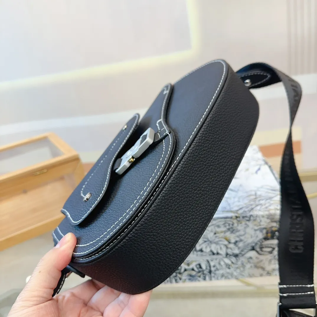 p180配礼盒🎁 Dior/迪奥 新款 男包系列的相机包实在帅la~ 简单有质感的设计对于日常即使不爱穿搭的男生都很友好 基础款搭配起来也能提升整体时髦度实用又很高级 尺寸 ：24*6*17cm