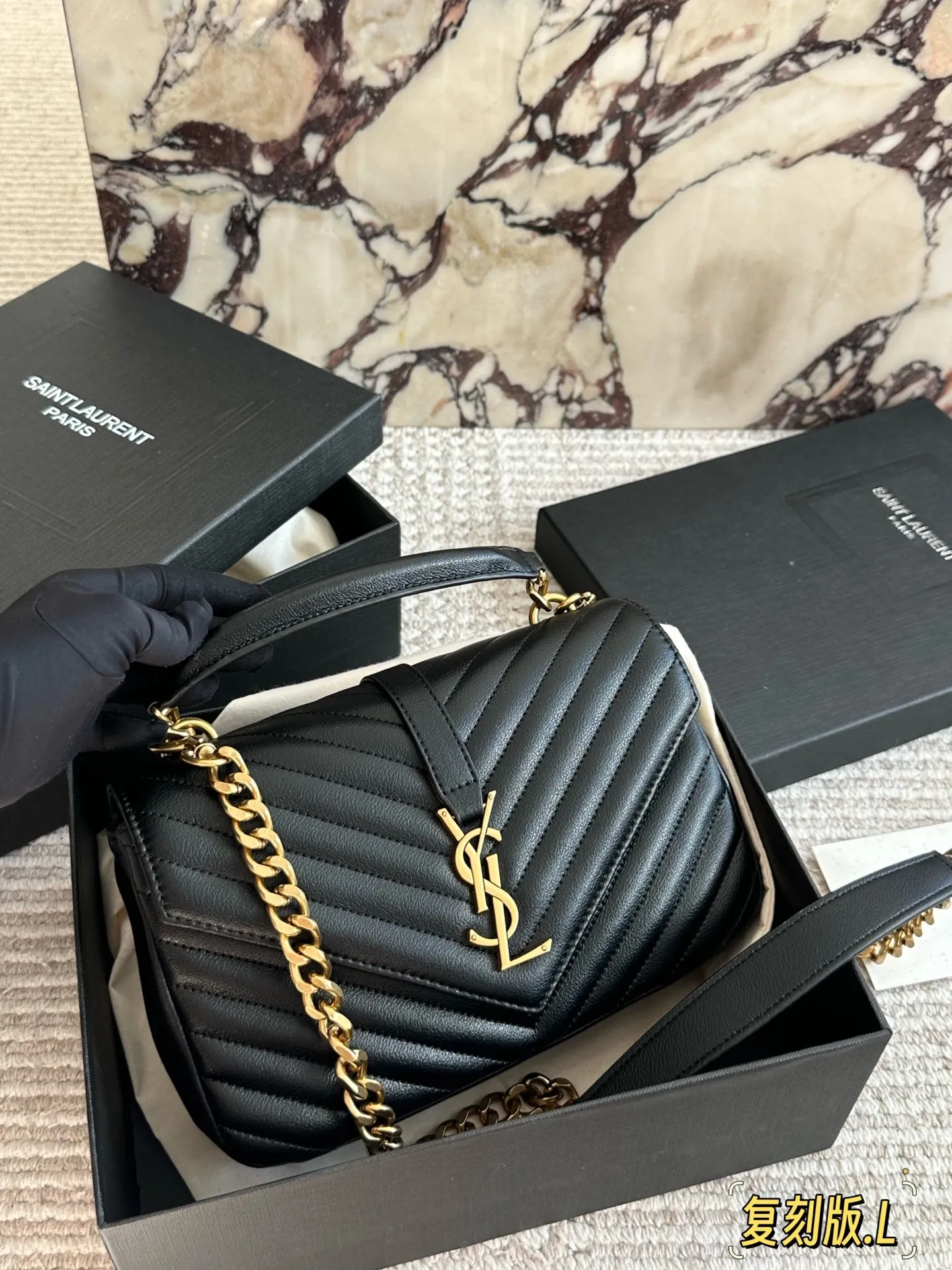 原版品质 p180。 礼盒包装 🅰 YSL 圣罗兰V格 邮差包牛皮 &hearts;SLP 西班牙进口原版皮！邮差包 原版粗旷鎏金链条 标签S*int Laurent 链条包，圣罗兰（ysl）专柜永恒经典同步款，来自最新一季的绝妙设计，包身廓形类似邮差，经典的monogram logo点缀，超大容量， 五金更是特别，！工序非常复杂，给你们不一样的视觉效果！尺寸：25 18cm