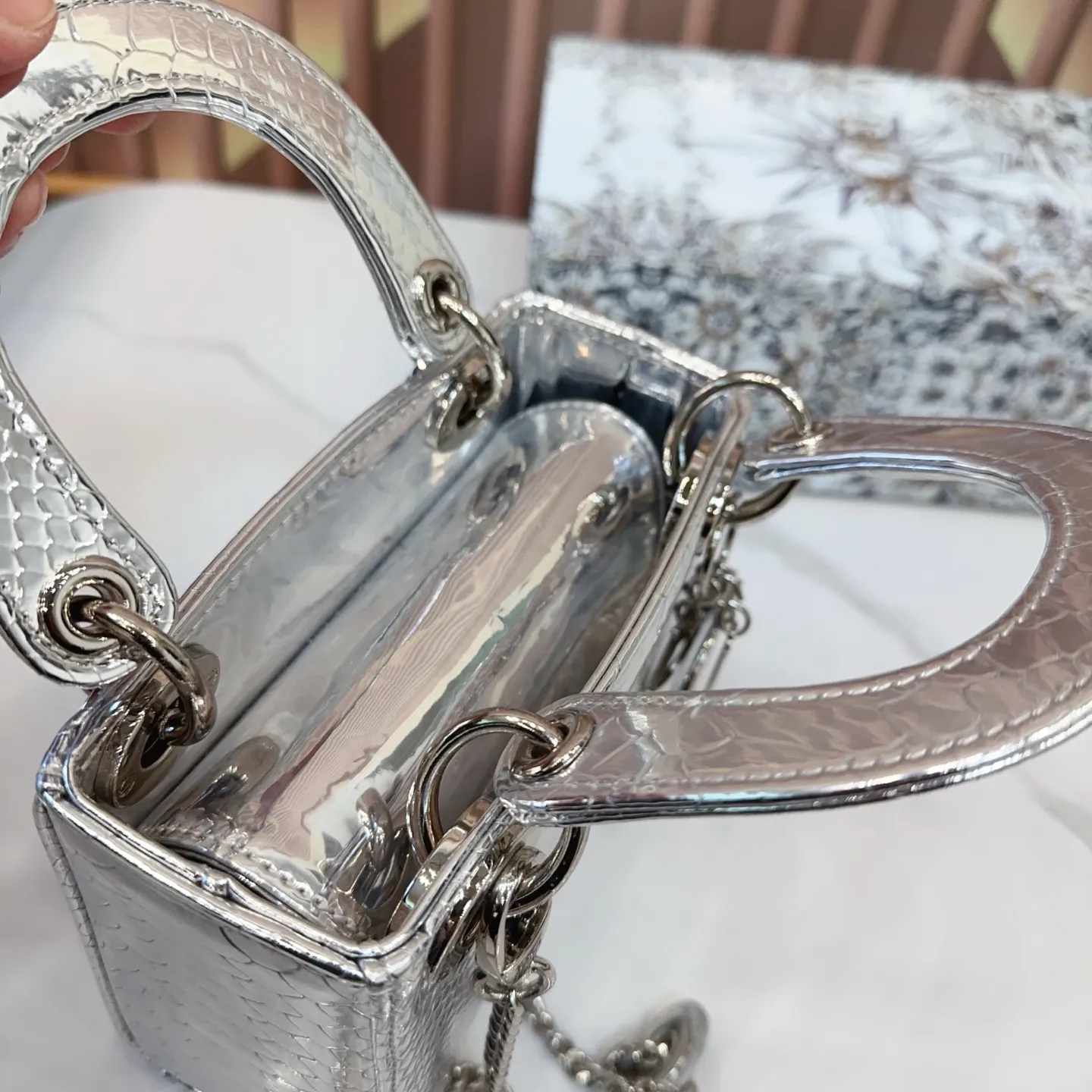 P160 配折叠盒子 迪奥戴妃包 Dior戴妃包太好看了吧！ 优雅指数拉满 搭配简洁风格的衣服整个人气质就上来了 而且容量完全可以满足日常要求 日常聚会逛街都很方便~ 尺寸：17.14 E