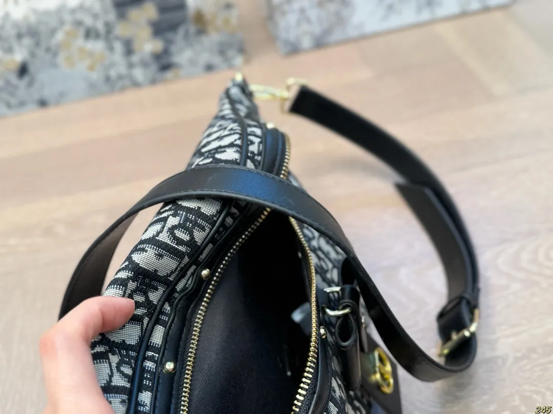 &yen;120配盒 迪奥Dior最新款腰包胸包 这款腰包太好看啦，特别百搭时尚 很绝，单肩也很好看！必须入手呀！ 尺寸：31 17