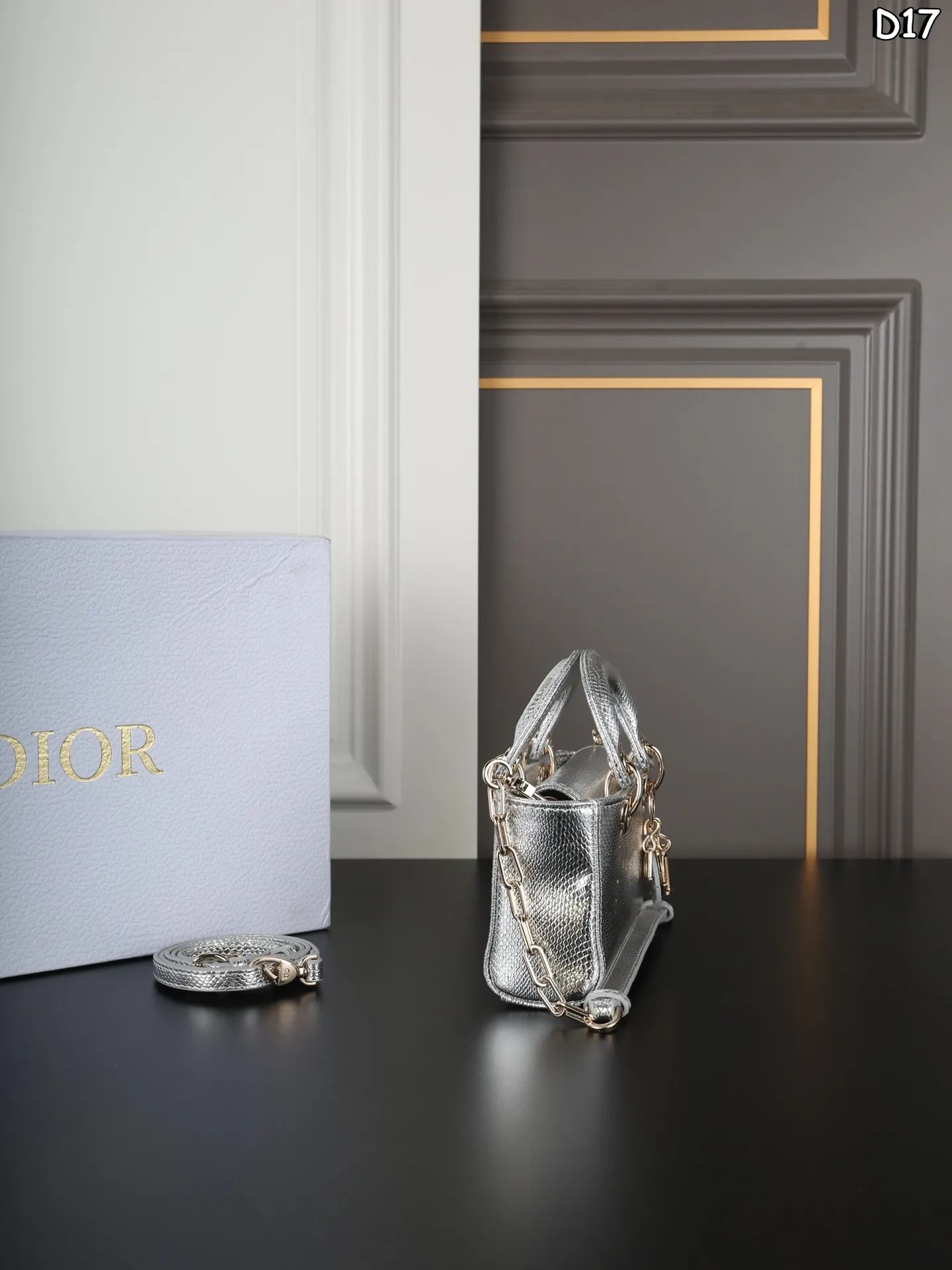 大P190 折叠盒 小P160 折叠盒 DIOR迪奥 Lady D-JOY 蜥蜴纹 横版戴妃包单肩斜挎手提包 酷girl也能背的🖤Dior蜥蜴皮🦎金属感戴妃❗️ 独特的稀有蜥蜴皮🦎质感超好 金属感⛓️的香槟色和银色 搭配深色上衣和牛仔裤街头感满满 时髦高级酷女孩必备🕶️ 尺寸:21×11/17×10