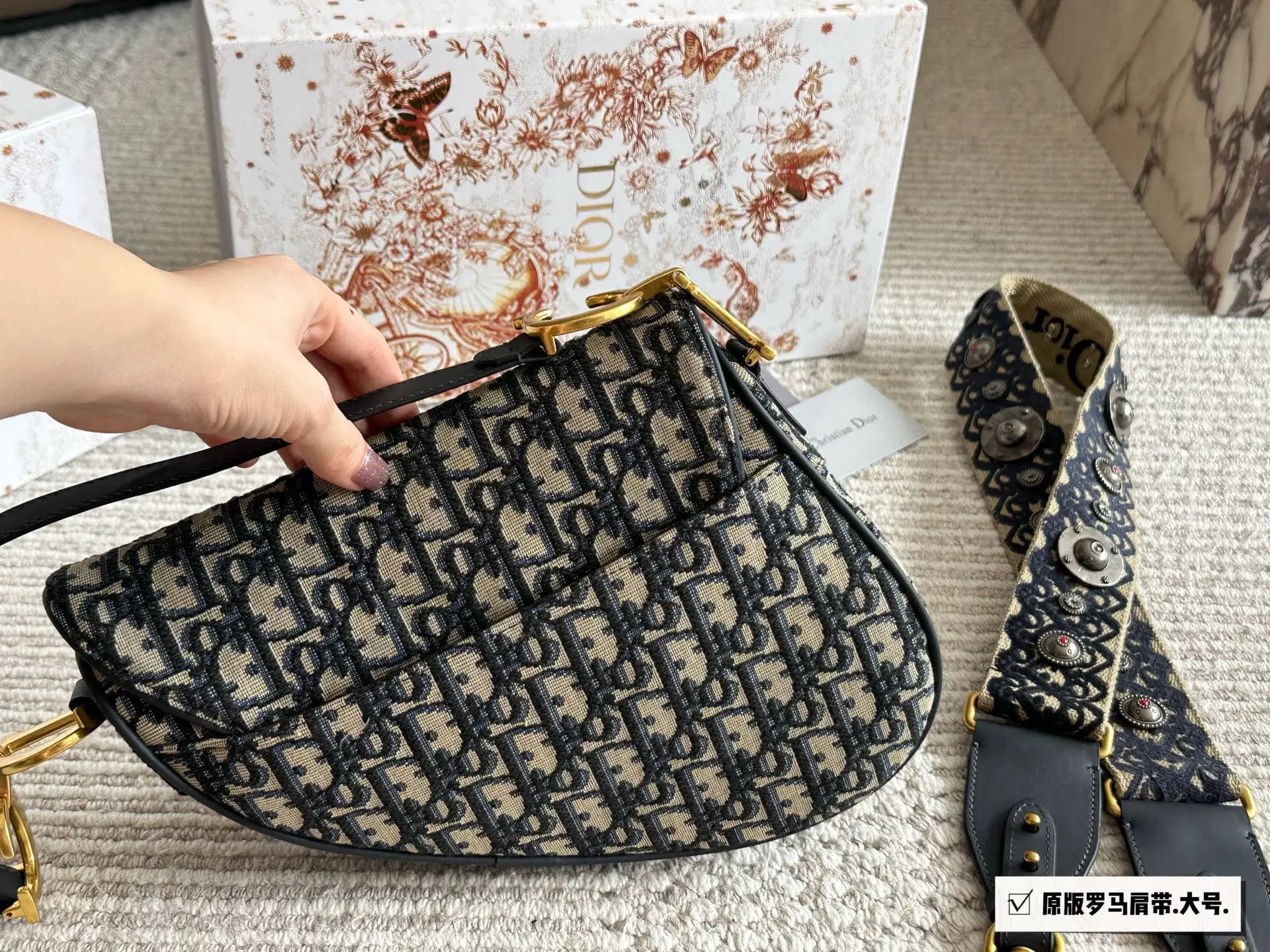 💰200、175 配盒(罗马肩带) 尺寸:25cm*20cm(大) 18cm*15cm(小) 升级版出货 ✅ D家 老花马鞍包 配深蓝色牛皮长肩带 搜索🔍Dior 迪奥