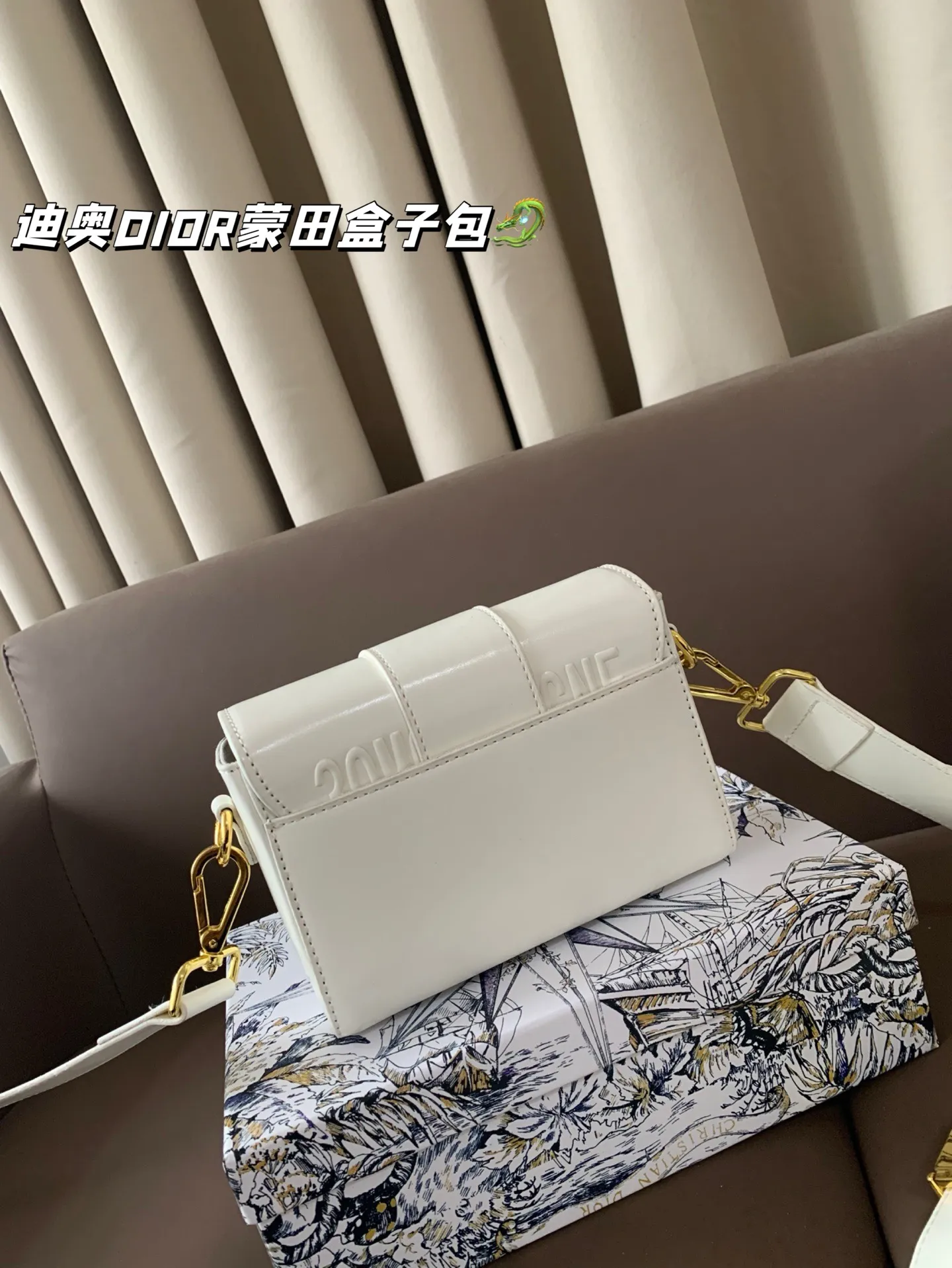 P105 配盒 💕💕迪奥DIOR，蒙田盒子包，翻盖包受年轻人喜爱 明星们也都在追捧✌🏻✌🏻全新版型精致又洋气 做工精致 超级厚实 结实耐用 手拿洋气 斜挎上身也超好看嘞😝 尺寸 18*13