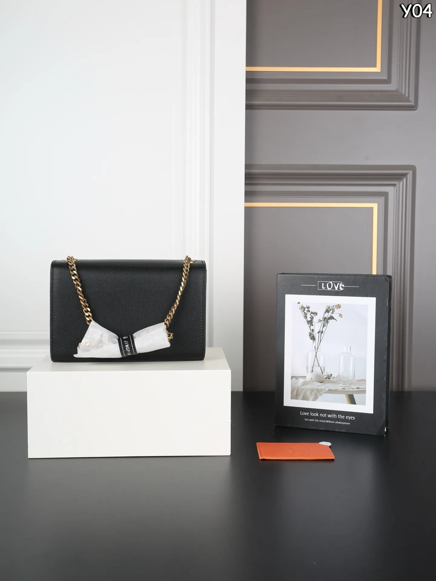 P160 全套礼盒 圣罗兰 YSL KATE 鱼子酱 流苏包链条单肩斜挎包 流苏超复古 满满的高级感 特别是流苏的材质，简直不要太好了！很有沉度的 经典流苏Kate也太🉑了吧‼️ 粒面牛皮耐磨耐用，链条可随意调节变换背法，既可斜背又可腋下，更是完美晚宴包！ 尺寸：20&times;13