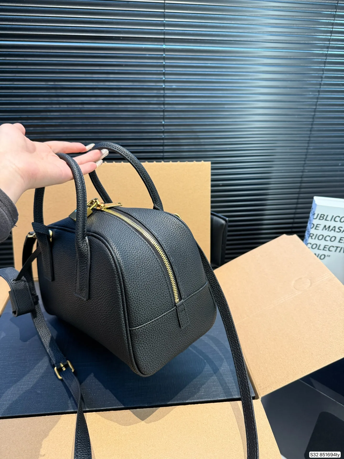 P210配飞机盒 折叠盒 YSL圣罗兰新款|保龄球包 新款乖巧的小包包手拎或者斜挎都可 日常的物品统统放的下 尺寸25 17 货号851694