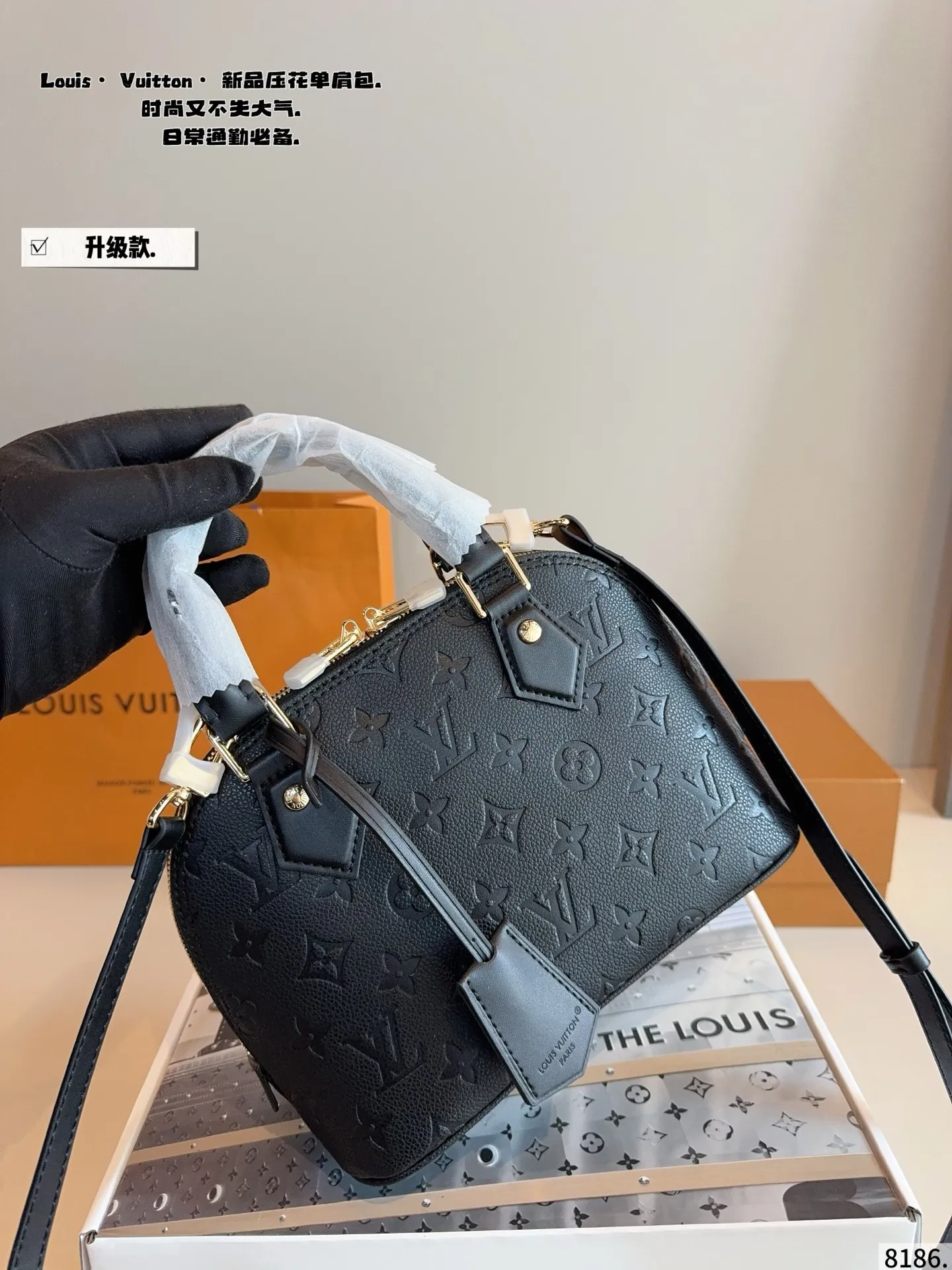 p195.配礼盒🎁. LV 路易威登 贝壳包 新品系列最新Teddy系列🐒高版本 贝壳包 手感超级好 搭配起来超级美腻 超级推荐 走秀款同步 上身效果好 原版五金带logo 超级洋气 奢华高贵的象征 走秀款 人手一只s 尺寸:24*11*17cm