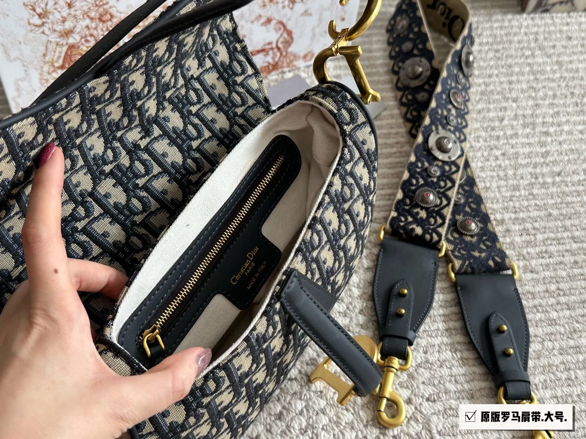 💰200、175 配盒(罗马肩带) 尺寸:25cm*20cm(大) 18cm*15cm(小) 升级版出货 ✅ D家 老花马鞍包 配深蓝色牛皮长肩带 搜索🔍Dior 迪奥