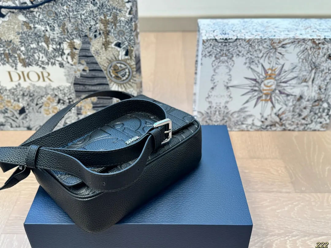 ¥150配盒 迪奥 Dior斜挎包 属于是一看就看上的类型 这款包是男包 但是男生女生都可以背 非常的百搭 可以适用于正式、休闲的场合 真的让我无法抗拒 尺寸21 16