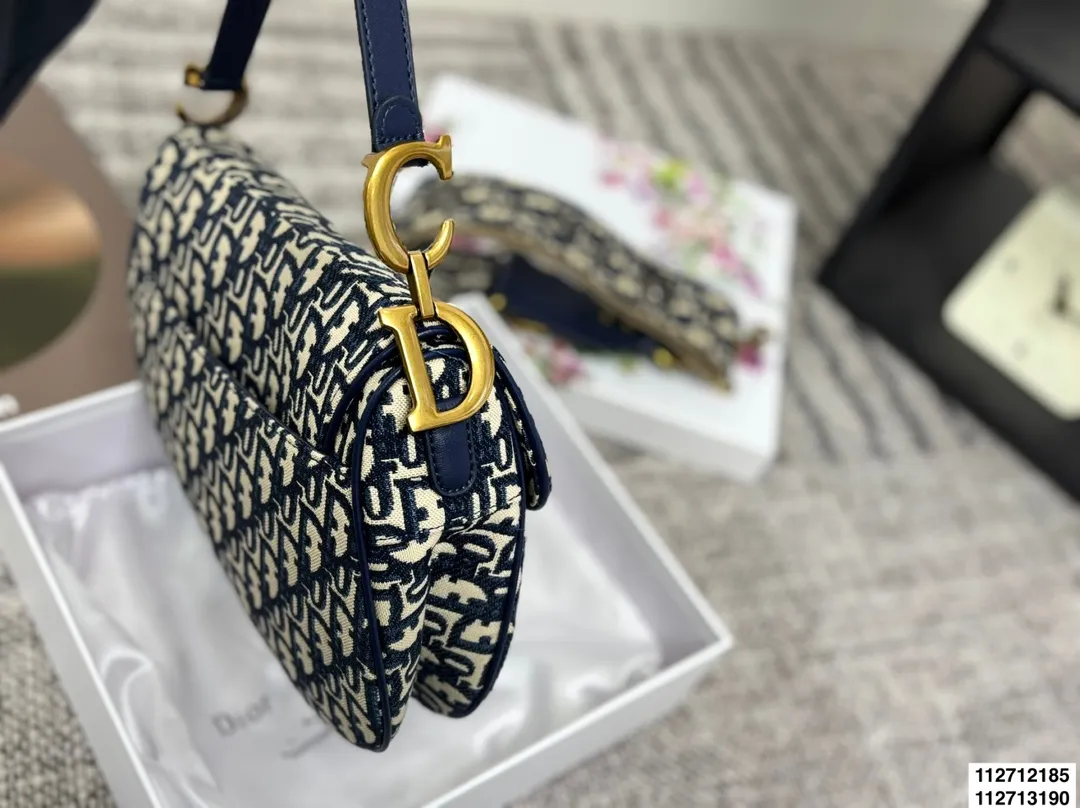 p135大号 配折叠盒 p130小号 配折叠盒 尺寸:25cm*20cm(大) 18cm*15cm(小) 升级版出货 ✅ 迪奥 老花马鞍包 配宽肩带