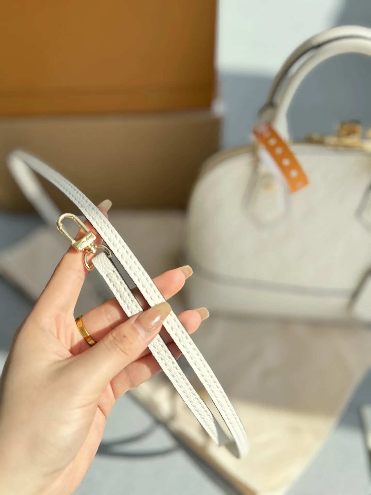 💰185 全套礼盒 size:24×18 LV NÉO Alma BB 压纹 贝壳包手提包 LV贝壳包超级经典的一款了,永远不会过时的那种! 容量也很充足,主要是这个贝壳样子的设计太挫我啦! 柔软的感觉内里层与鲜明的颜色。这款休闲包非常轻薄,全皮压花贝壳包内部空间宽敞,携带方式多样,是最理想的日常包。