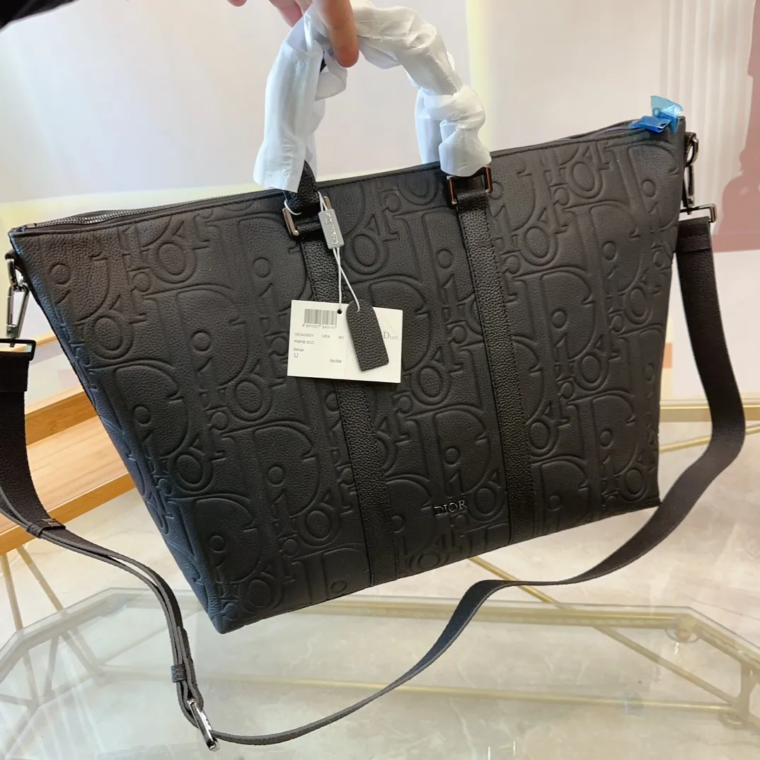 P280 DIOR 迪奥 Weekender 40 可调节可拆卸肩带拉链开合 Gravity印花效果粒面牛皮 牛皮公文包包 电脑包 手提包 采用精湛镶嵌细工,经典百搭 实物拍摄 原厂原版面料 配送防尘袋 34 x 55cm