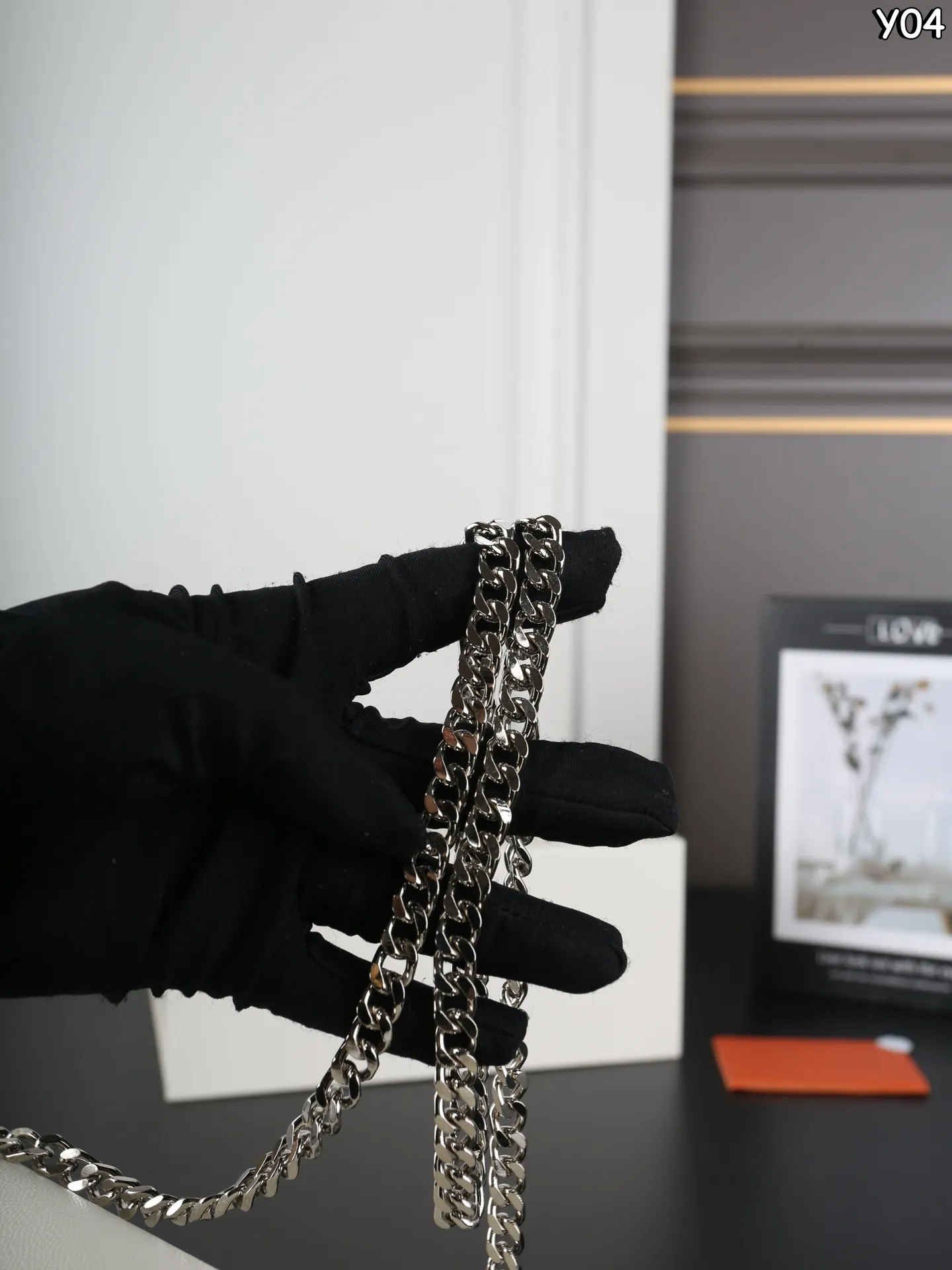 P160 全套礼盒 圣罗兰 YSL KATE 鱼子酱 流苏包链条单肩斜挎包 流苏超复古 满满的高级感 特别是流苏的材质，简直不要太好了！很有沉度的 经典流苏Kate也太🉑了吧‼️ 粒面牛皮耐磨耐用，链条可随意调节变换背法，既可斜背又可腋下，更是完美晚宴包！ 尺寸：20&times;13