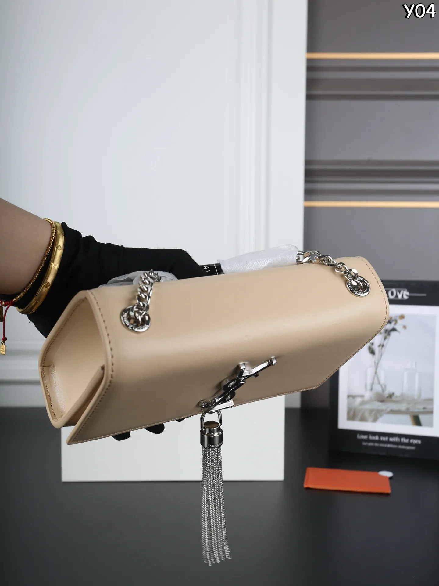 P150 全套礼盒 圣罗兰 YSL KATE 平纹 流苏包斜挎单肩包 链条包 简约又高级!正面YSL Logo+流苏链条，细节满分。 通勤约会都OK。 是都市女生必入的经典款! 这个也太好看了吧！ 尺寸：20&times;13