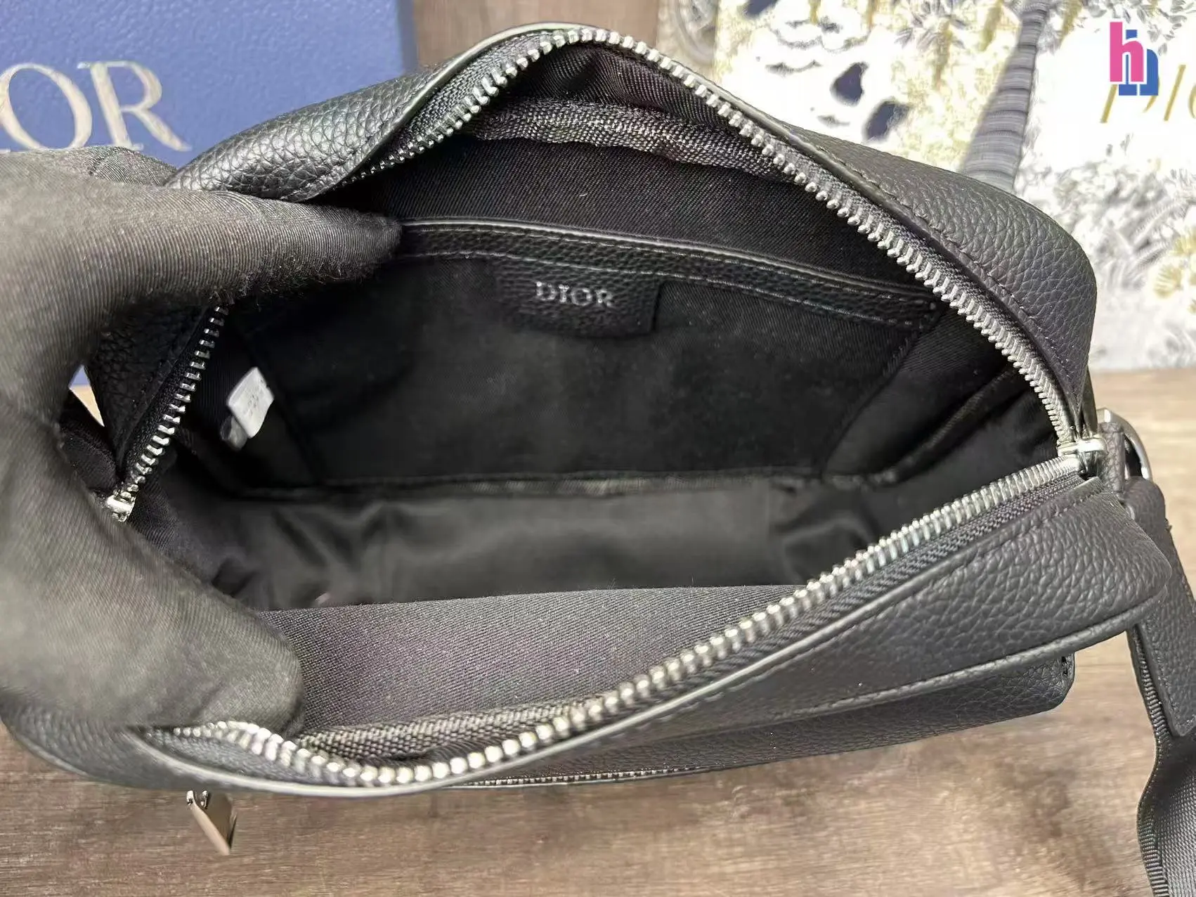 p140 迪奥Dior系列男包邮差包 ⚠️配盒 ⚠️尺寸尺寸23*17cm 👜💖 DIOR 老花斜挎包，经典魅力永流传 Dior 老花斜挎包，将复古与时尚完美融合😎。独特的花纹，彰显品牌的优雅气质💯。精致的细节，展现非凡品质。
