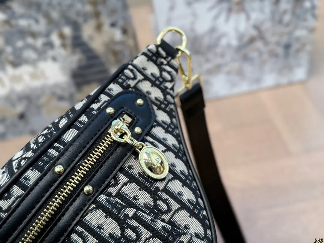 &yen;120配盒 迪奥Dior最新款腰包胸包 这款腰包太好看啦，特别百搭时尚 很绝，单肩也很好看！必须入手呀！ 尺寸：31 17