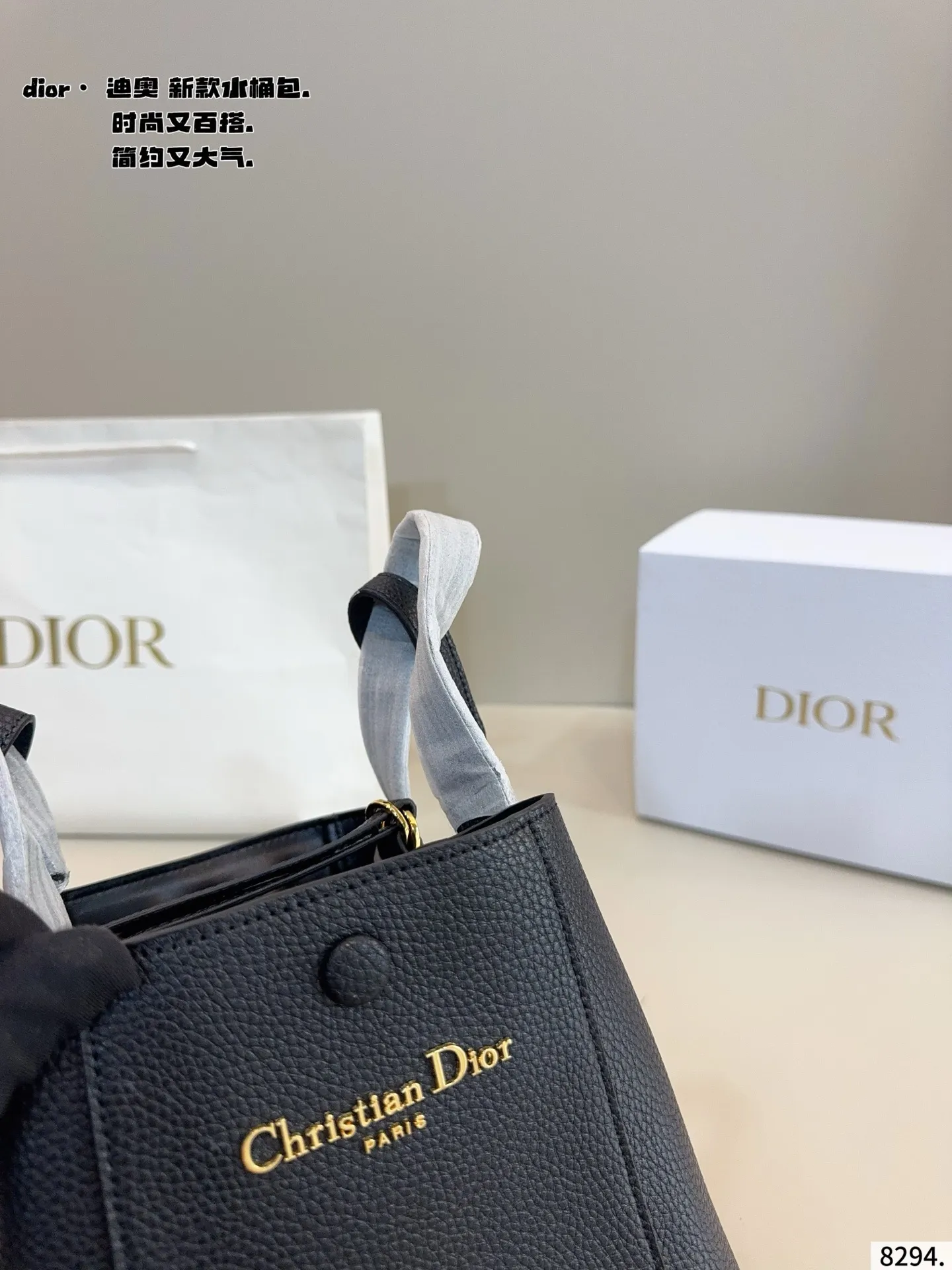 p180配礼盒🎁 D家 迪奥 是熱腾腾新款 水桶包. 又酷又甜的水桶包 出門随手一拎就很好看 老花蓝Dior新品真的太戳我拉 CEST DIOR出场就是王炸! 这个小水桶太太太有设计感拉 这种容量非常感人 一直焊死在身上的水桶尺寸:21*11*20cm
