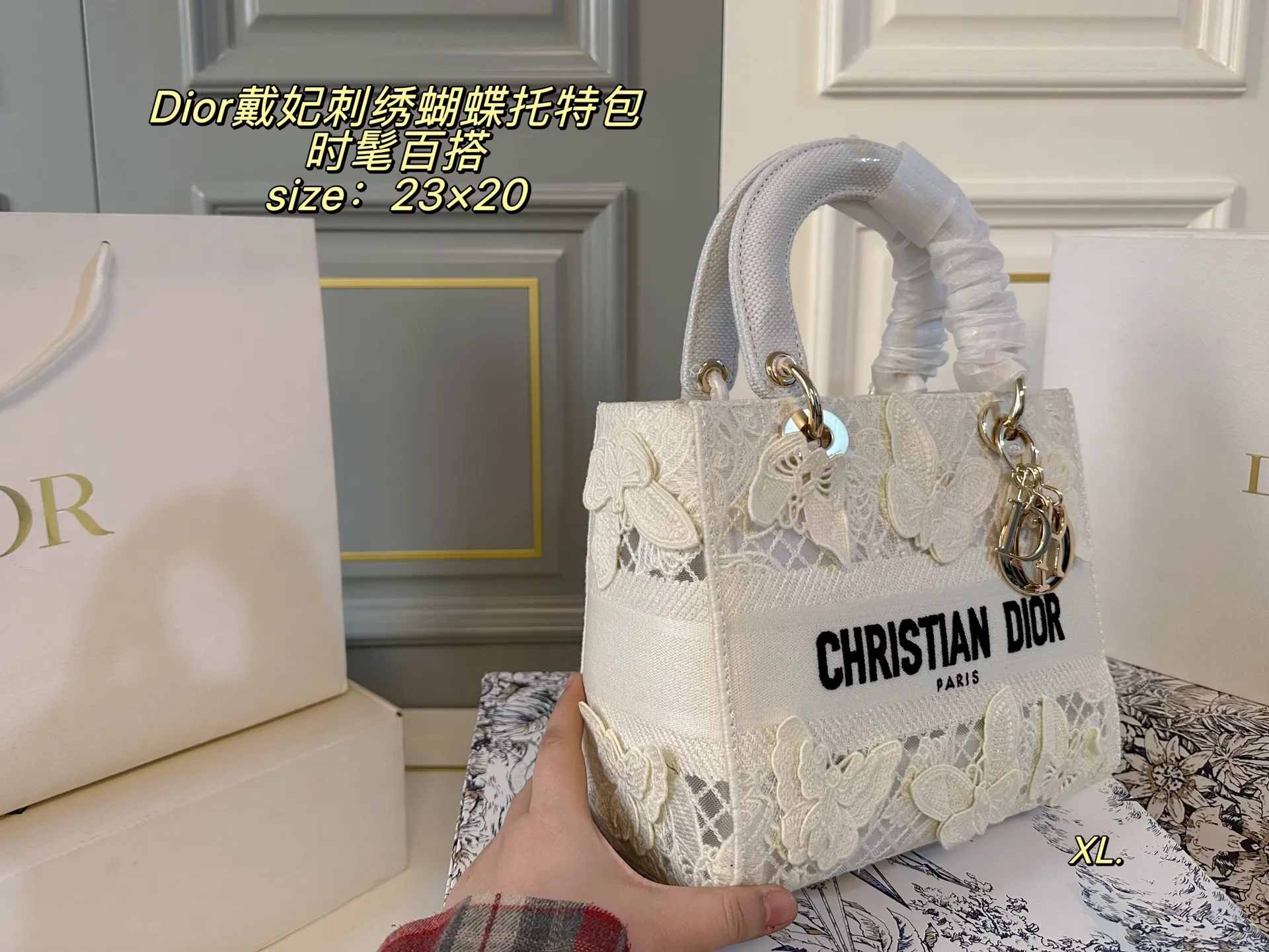 P285（折叠盒） size：23&times;20 Lady Dior 迪奥戴妃刺绣蝴蝶手提包💕 标志性刺绣logo搭配立体蝴蝶装饰 真的美翻了，氛围感瞬间拉满 时髦典雅的设计经久不衰！ 斜挎帅气大方，手提精致优雅！ 自带氛围感，时尚百搭yyds🖤