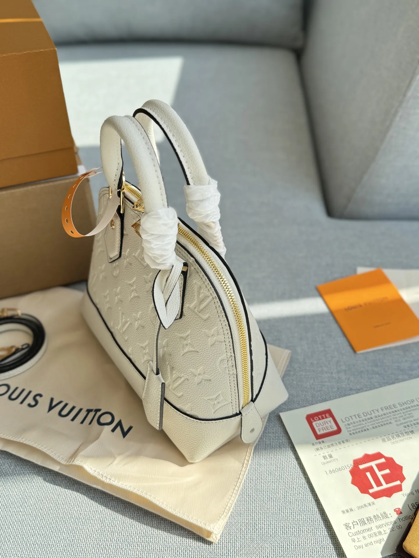 💰185 全套礼盒 size:24×18 LV NÉO Alma BB 压纹 贝壳包手提包 LV贝壳包超级经典的一款了,永远不会过时的那种! 容量也很充足,主要是这个贝壳样子的设计太挫我啦! 柔软的感觉内里层与鲜明的颜色。这款休闲包非常轻薄,全皮压花贝壳包内部空间宽敞,携带方式多样,是最理想的日常包。