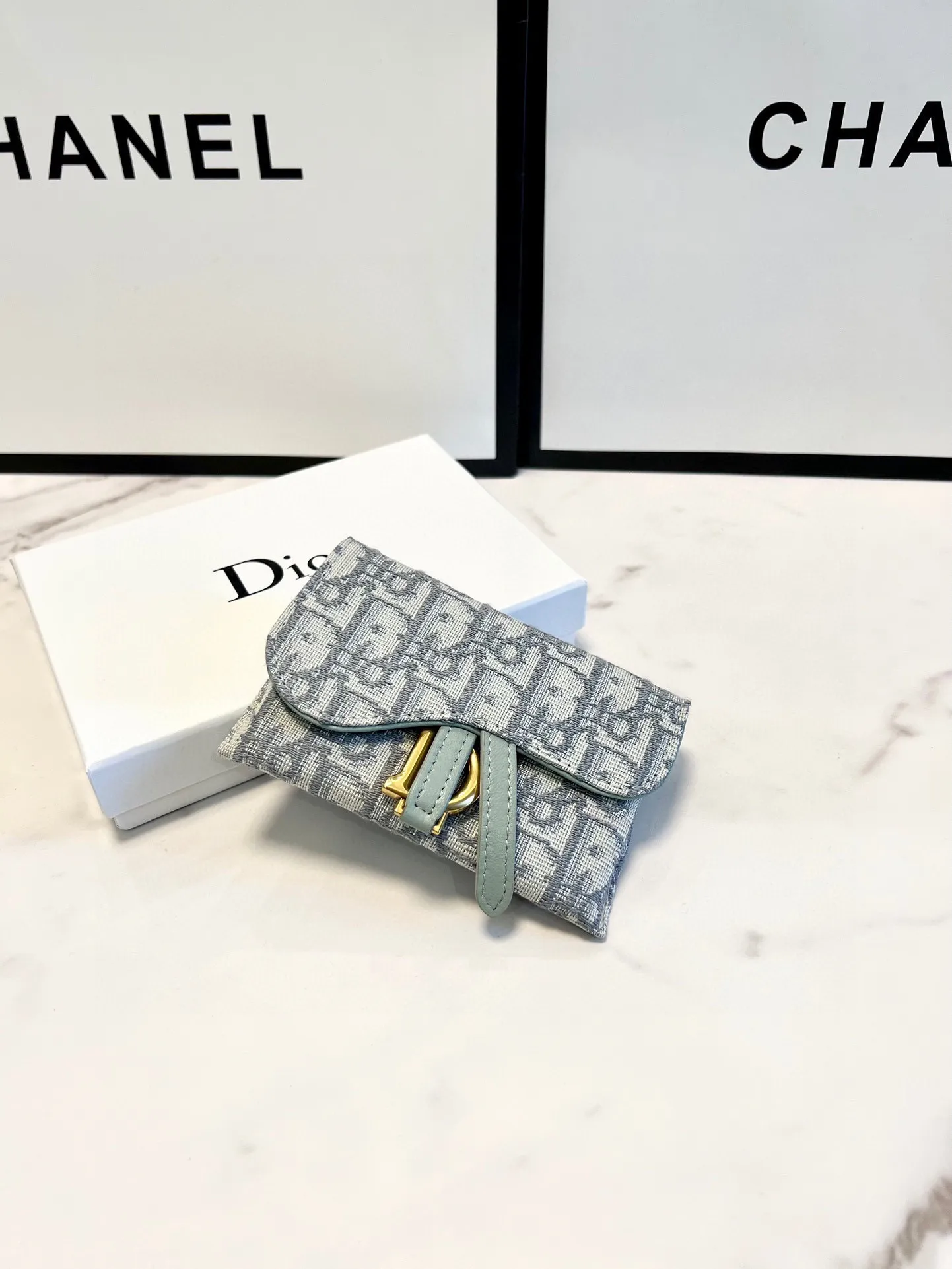 P95🎀🎀颜色 黑 灰🎀尺寸 11x10🎀迪奥🆕款&hearts;💕进口布配小羊🐑皮质感一流👍独一无二风格，链条可拆卸超美超时尚美女必备单品🔥