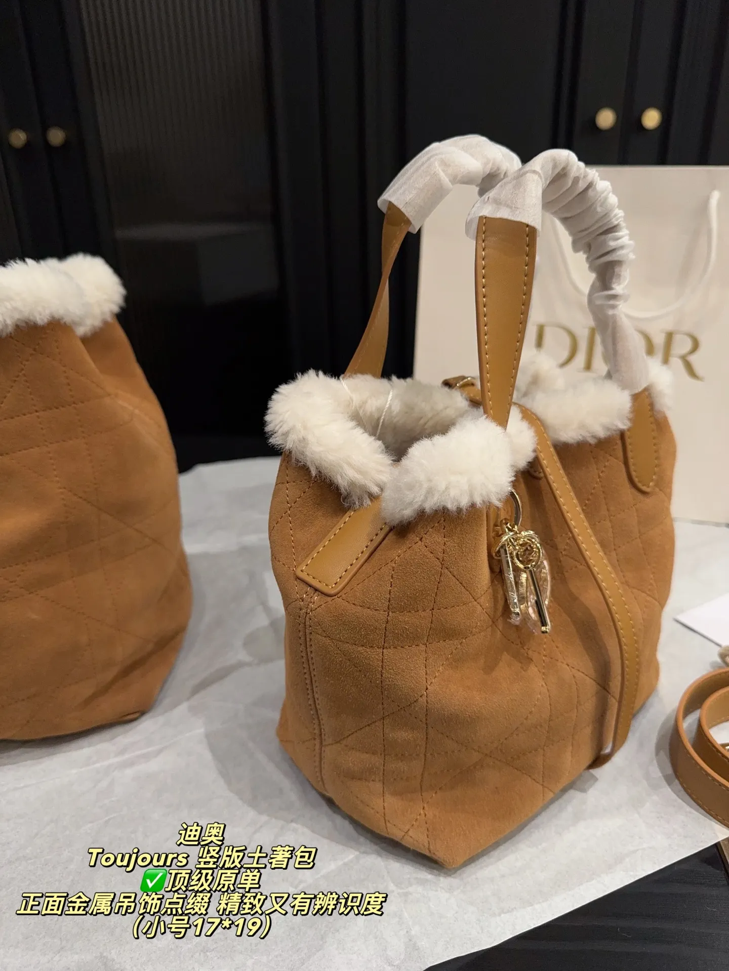 大号P280配折叠盒⚠️尺寸24*24 小号P270配折叠盒⚠️尺寸17*19 迪奥Dior Toujours 竖版土著包 采用柔软羊羔绒，触感超温暖，秋冬必备！经典菱格纹缝线+白色皮革饰边，精致又有辨识度。正面金属吊饰点缀，细节满分。尺寸适中，通勤休闲都OK，内部空问合理，日常物品轻松收纳。肩带可调节，手提斜挎随心切换，实用又时髦！