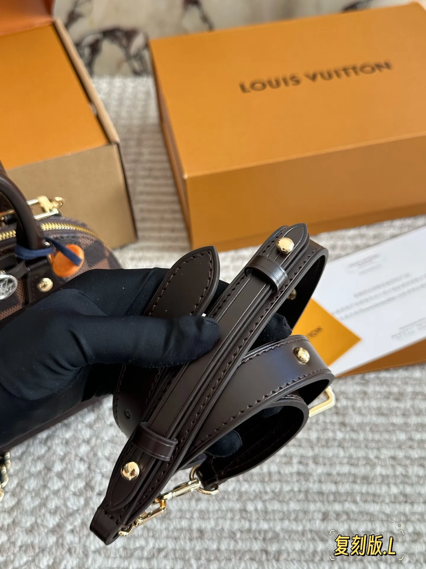 💰 220 配盒 size: 21 16cm L家 Alma贝壳包 内敛!深沉!有味道! 这款百搭的经典手袋 依然很受现代的青睐!