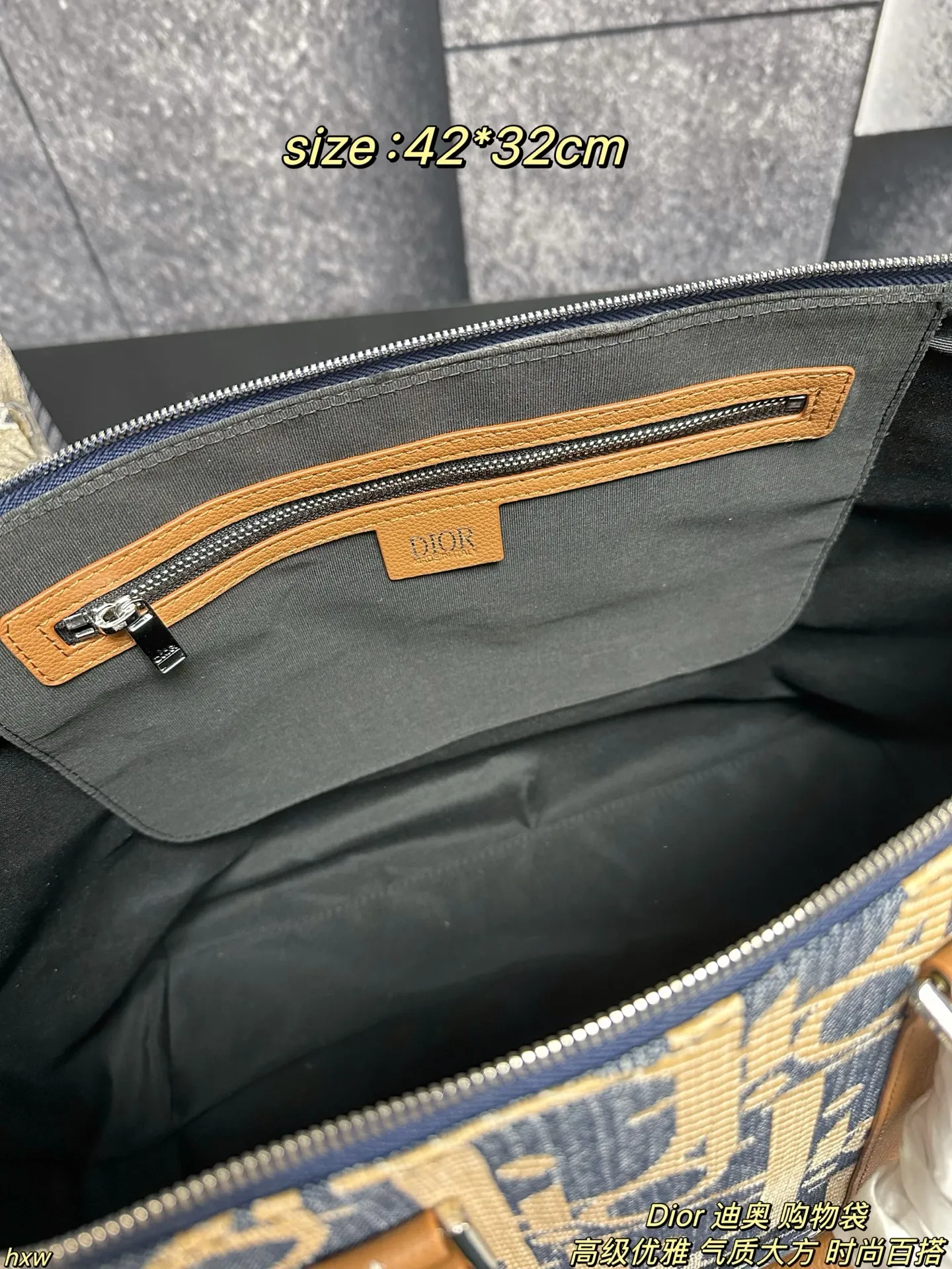 P175 Dior 迪奥 购物袋 DIOR迪奥手提敞口大容量源板绣花时尚购物袋女包托特包,每一只BOOK TOTE手袋都采用复杂的制作工艺,每只手袋的制作历时逾三十二个工时,包含三种不同的刺绣针法,由一百二十万针缝线精制而成。夏天出门必备,无论是化妆品,水杯还是遮阳伞,防晒霜,防晒喷雾,零食,统统装入,简直是百宝箱的存在 普通人也能实现大牌梦 尺寸:42*32cm