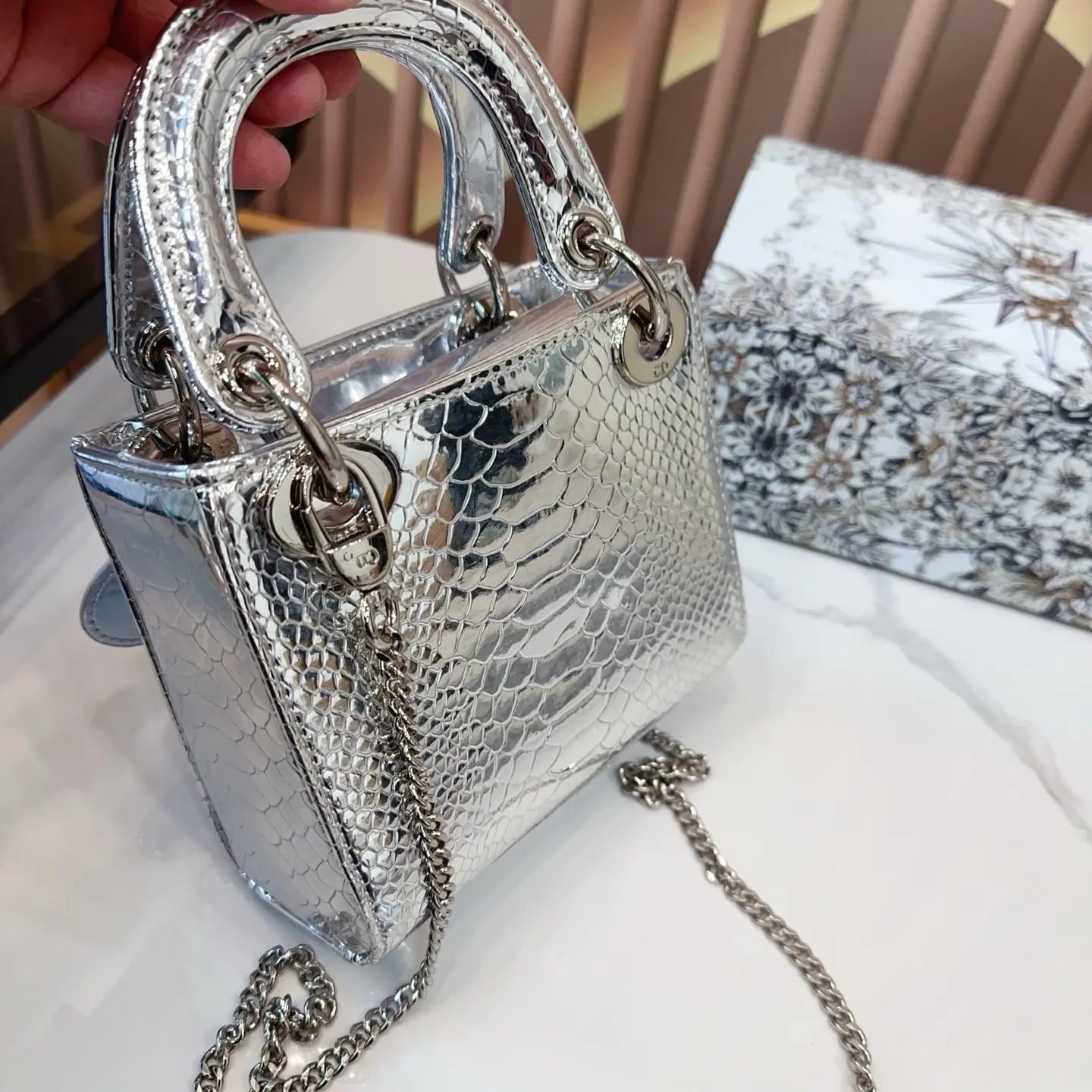 P160 配折叠盒子 迪奥戴妃包 Dior戴妃包太好看了吧！ 优雅指数拉满 搭配简洁风格的衣服整个人气质就上来了 而且容量完全可以满足日常要求 日常聚会逛街都很方便~ 尺寸：17.14 E