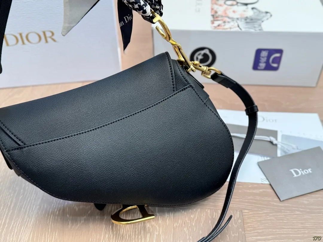 ¥185/¥180飞机盒 Dior迪奥 马鞍包胸包 超级好搭配 一年四季皆可 适合日常出行 闺蜜逛街 都是超级不错的选择 尺寸:25 20/19 16