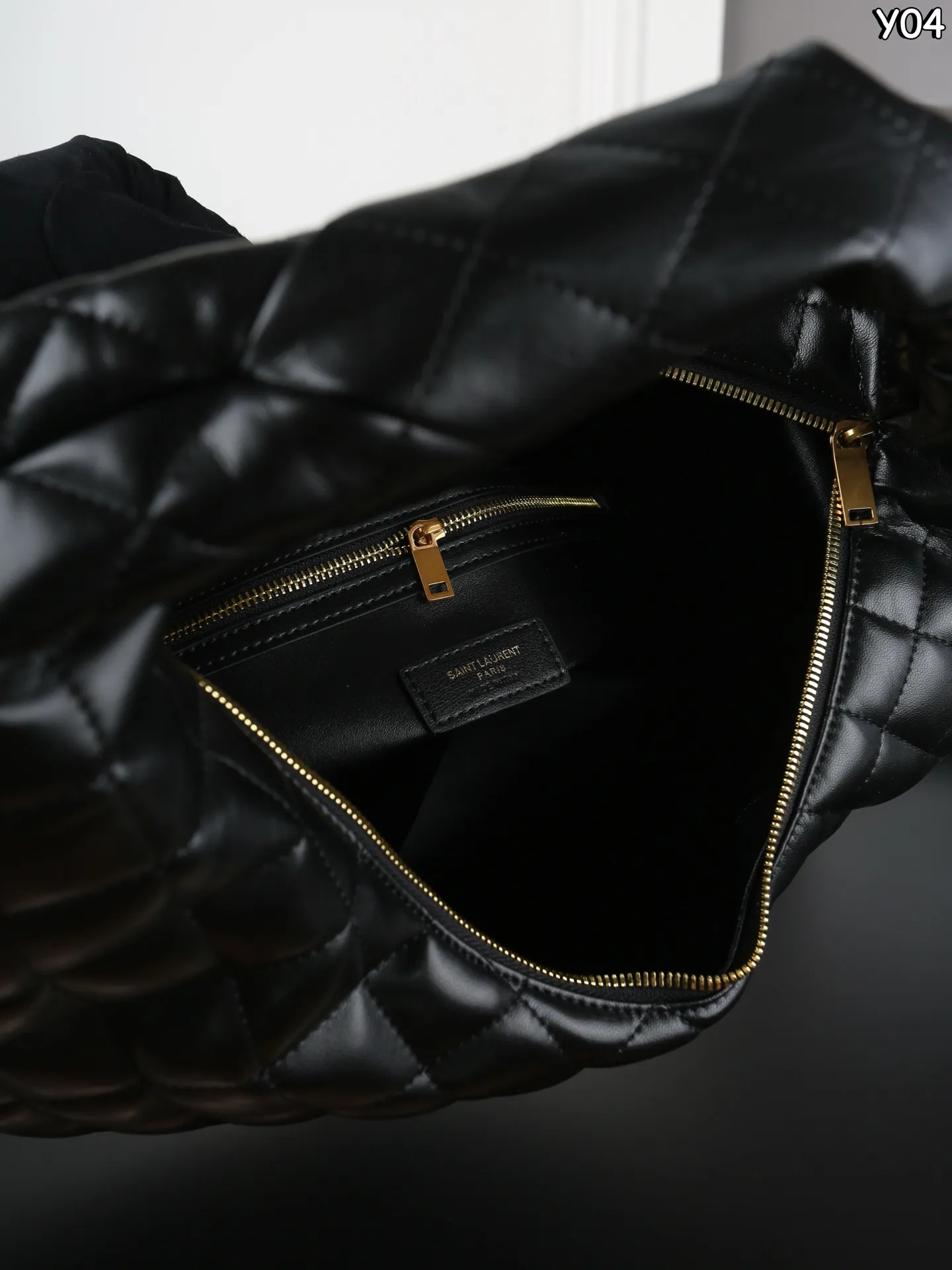 P230 YSL圣罗兰 ICARE HOBO 腋下包 手提包 YSL超🔥的一款大包包ICARE，25年秋冬推出腋下包款啦[氛围感R]大包爱好者又🈶新的选择啦！ 当年YSL ICARE就🔥的不要不要的，一枚大金属logo是视觉焦点，ICARE HOBO继承了这些特征，软质包身贴合日常，随手一挎便融入通勤、逛街或短途出行的节奏[爆炸R] 简约设计藏得住细节，无论是装点小物的内袋，还是耐造的面料，都为实用主义而生～ 别看是羊皮哦，耐造又高级👌～ 尺寸：45&times;35