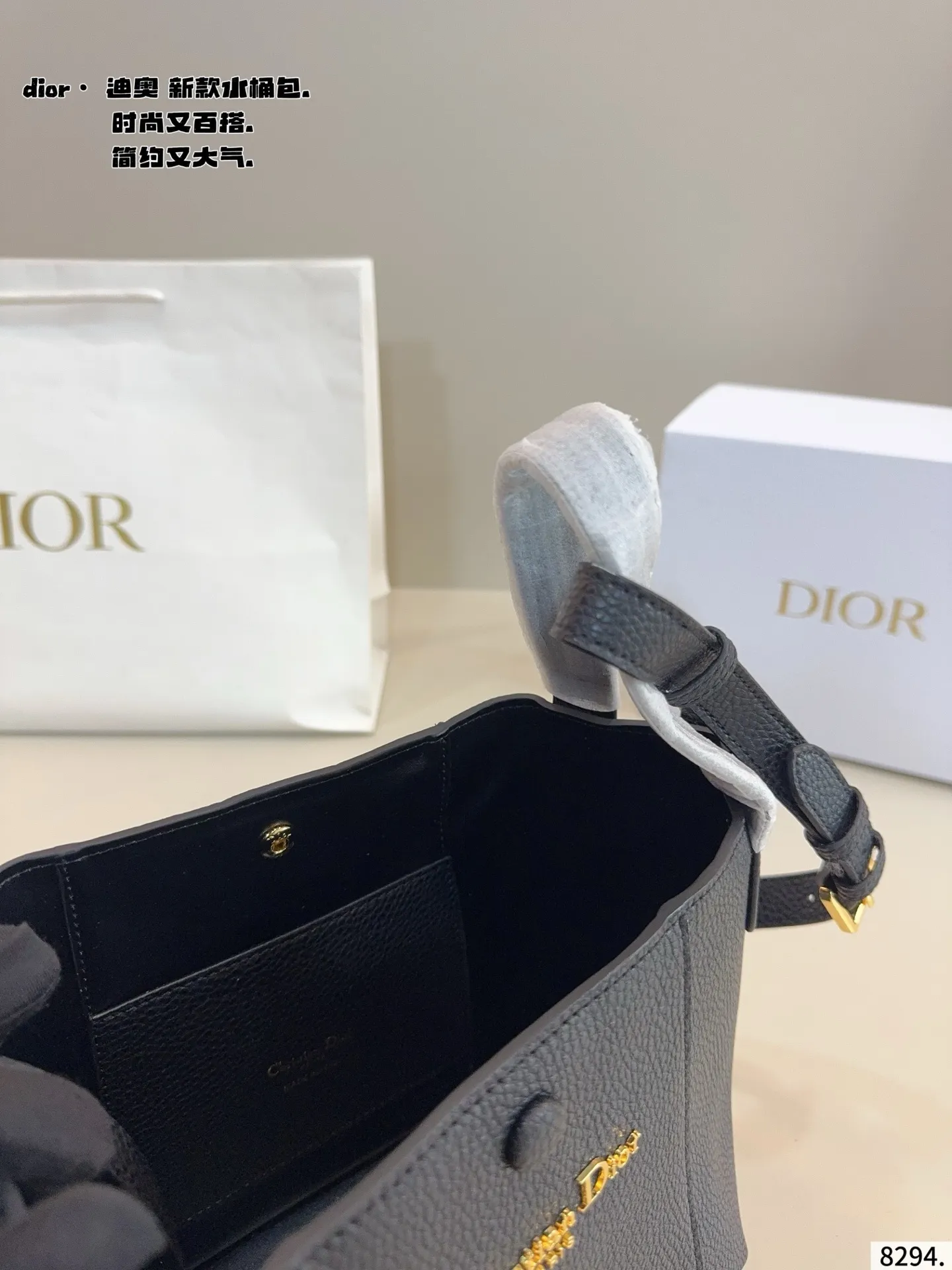 p180配礼盒🎁 D家 迪奥 是熱腾腾新款 水桶包. 又酷又甜的水桶包 出門随手一拎就很好看 老花蓝Dior新品真的太戳我拉 CEST DIOR出场就是王炸! 这个小水桶太太太有设计感拉 这种容量非常感人 一直焊死在身上的水桶尺寸：21*11*20cm
