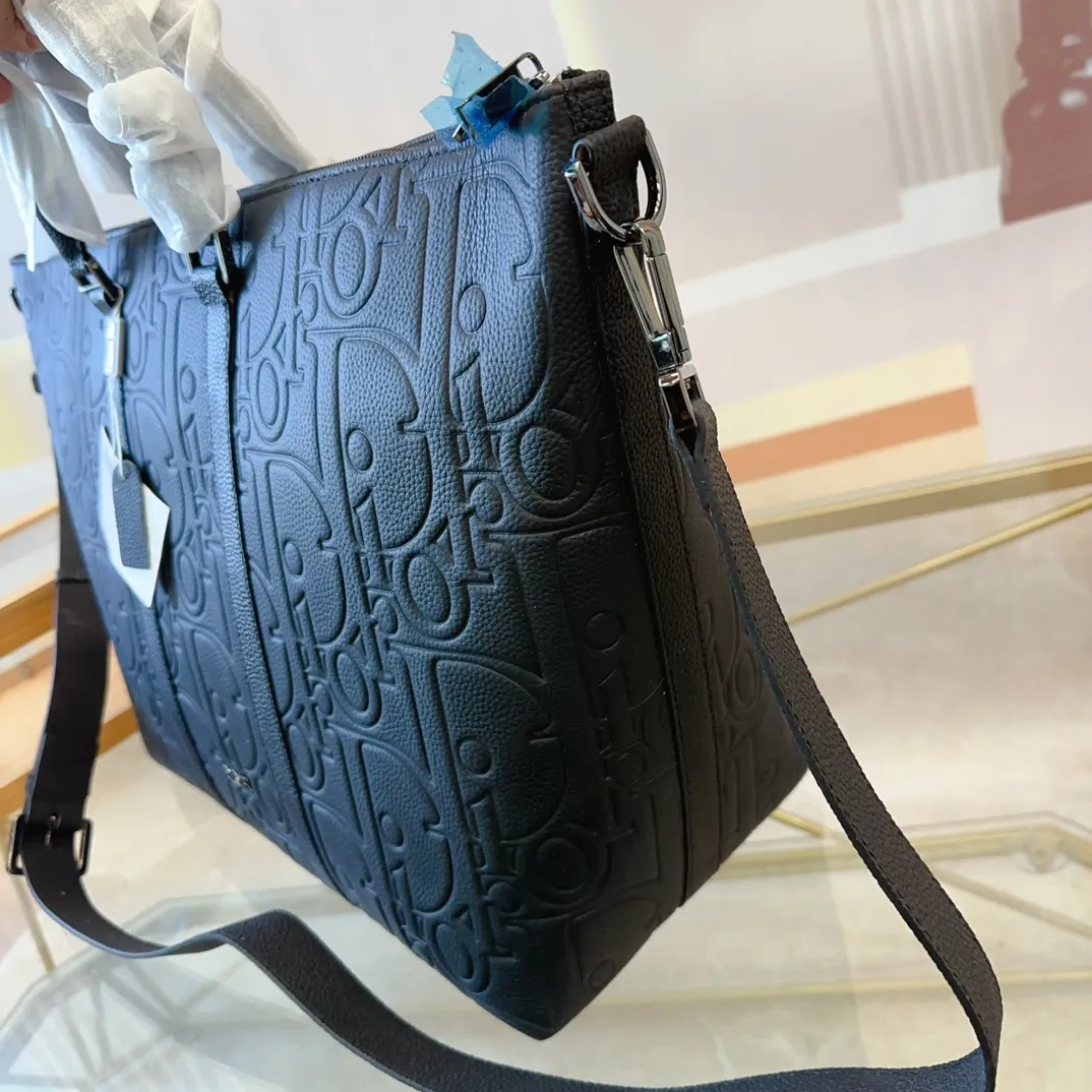 P280 DIOR 迪奥 Weekender 40 可调节可拆卸肩带拉链开合 Gravity印花效果粒面牛皮 牛皮公文包包 电脑包 手提包 采用精湛镶嵌细工,经典百搭 实物拍摄 原厂原版面料 配送防尘袋 34 x 55cm