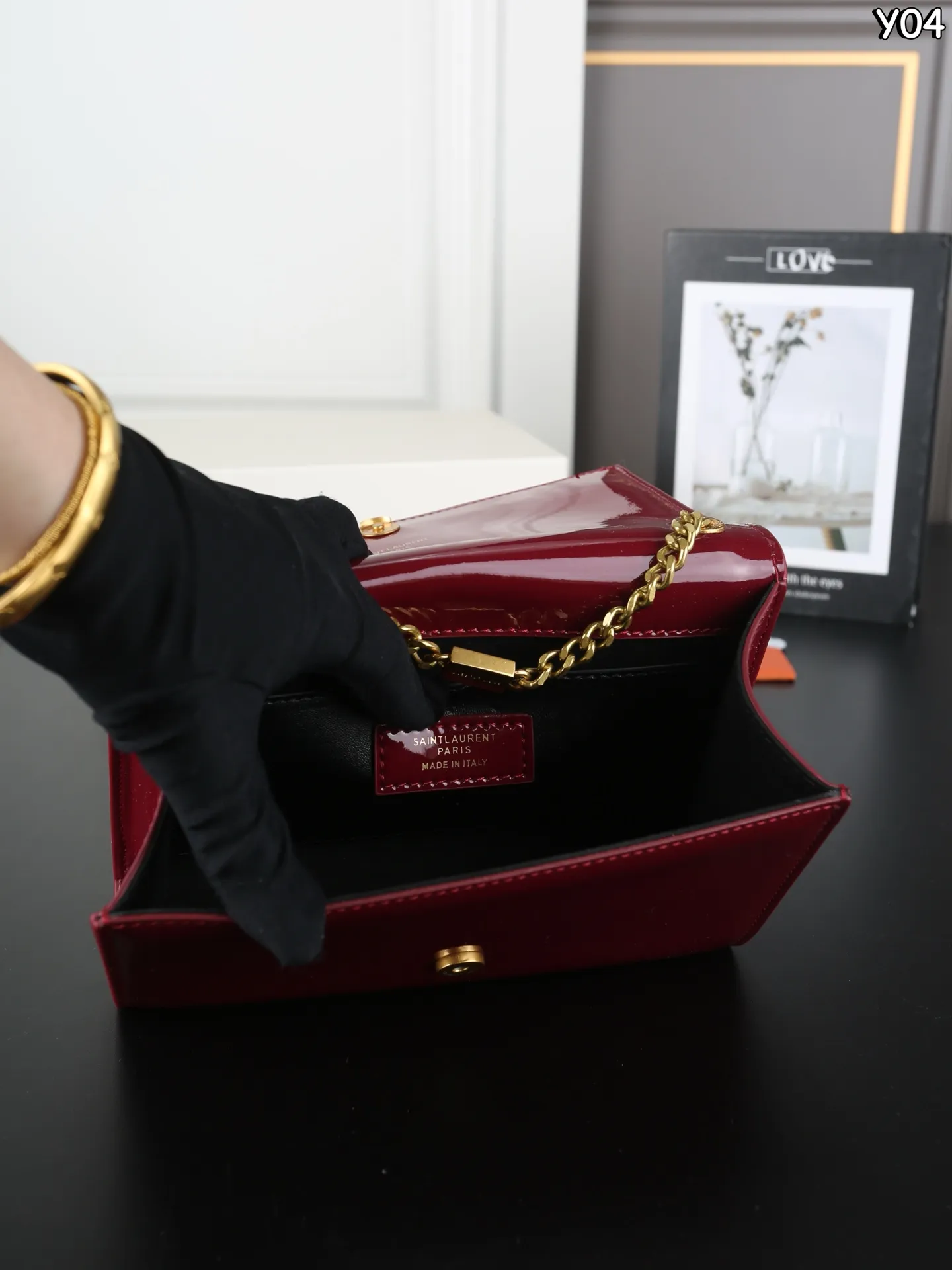 P150 全套礼盒 圣罗兰 YSL KATE 漆皮 流苏包链条单肩斜挎包 流苏超复古 满满的高级感 特别是流苏的材质,简直不要太好了!很有沉度的 经典流苏Kate也太🉑了吧‼️ 漆皮耐磨耐用,链条可随意调节变换背法,既可斜背又可腋下,更是完美晚宴包! 尺寸:20×13