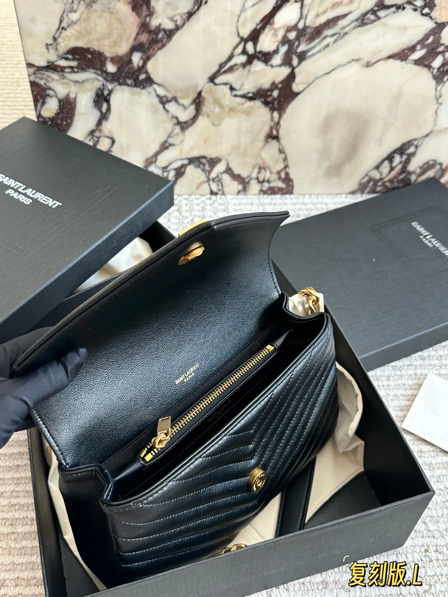 原版品质 p180。 礼盒包装 🅰 YSL 圣罗兰V格 邮差包牛皮 ♥SLP 西班牙进口原版皮!邮差包 原版粗旷鎏金链条 标签S*int Laurent 链条包,圣罗兰(ysl)专柜永恒经典同步款,来自最新一季的绝妙设计,包身廓形类似邮差,经典的monogram logo点缀,超大容量, 五金更是特别,!工序非常复杂,给你们不一样的视觉效果!尺寸:25 18cm