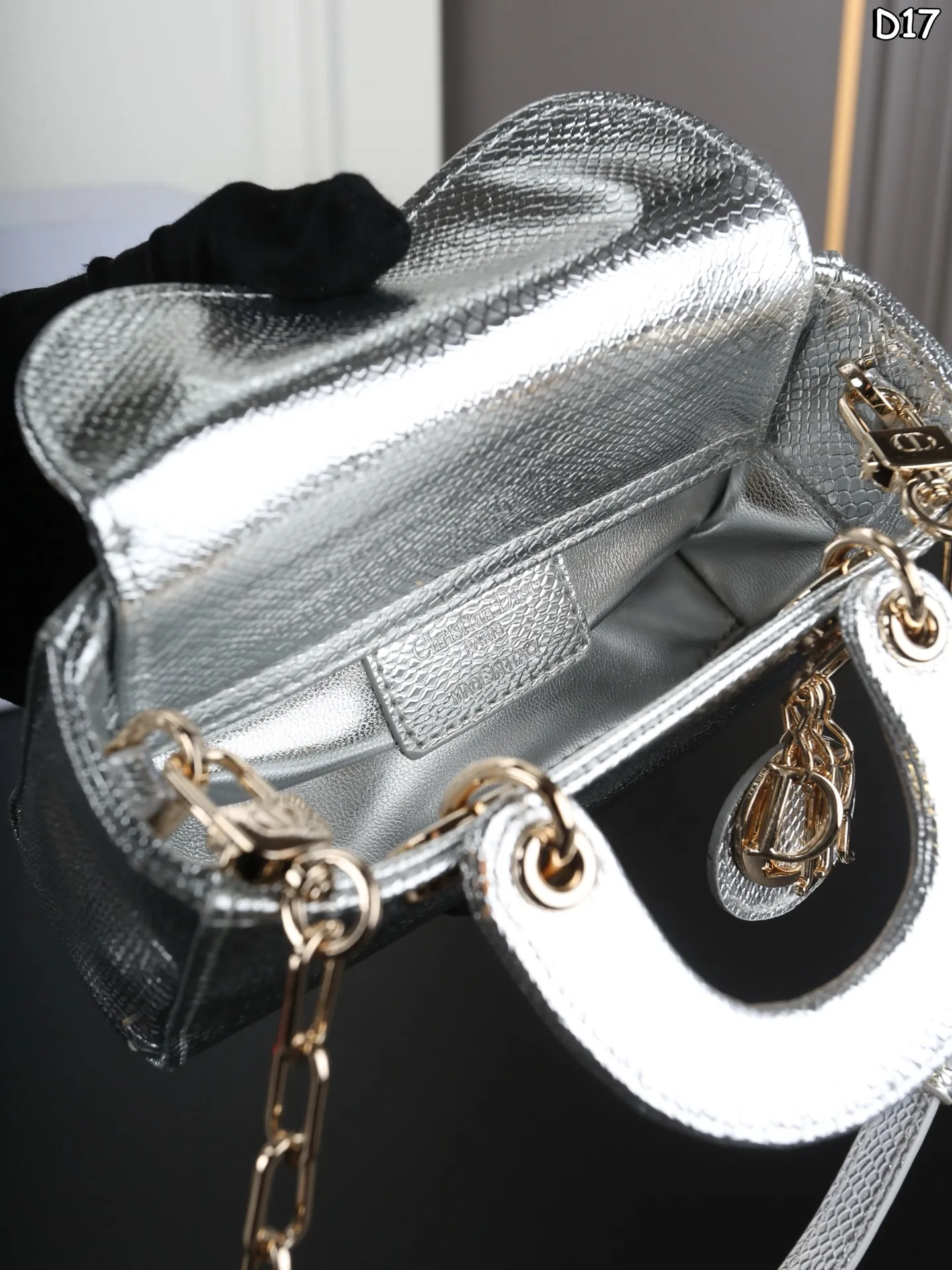 大P190 折叠盒 小P160 折叠盒 DIOR迪奥 Lady D-JOY 蜥蜴纹 横版戴妃包单肩斜挎手提包 酷girl也能背的🖤Dior蜥蜴皮🦎金属感戴妃❗️ 独特的稀有蜥蜴皮🦎质感超好 金属感⛓️的香槟色和银色 搭配深色上衣和牛仔裤街头感满满 时髦高级酷女孩必备🕶️ 尺寸：21&times;11/17&times;10