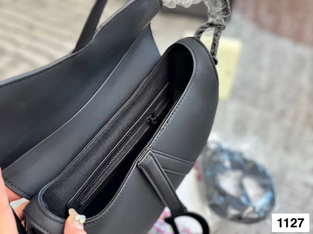 磨砂 P135 配盒子 Dio迪奥 马鞍包 超级好搭配 一年四季皆可 适合日常出行 闺蜜逛街 都是超级不错的选择 尺寸:24 21