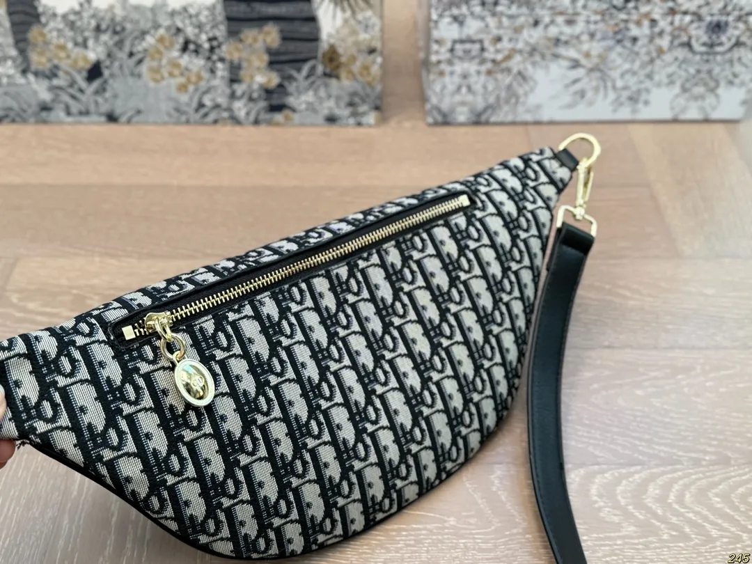 &yen;120配盒 迪奥Dior最新款腰包胸包 这款腰包太好看啦，特别百搭时尚 很绝，单肩也很好看！必须入手呀！ 尺寸：31 17