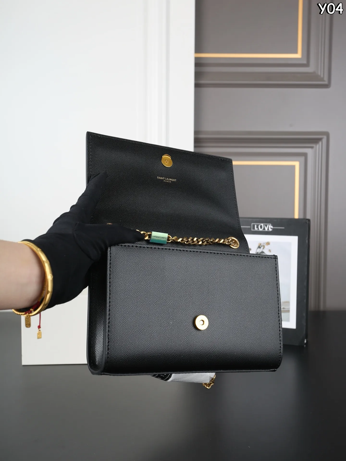 P160 全套礼盒 圣罗兰 YSL KATE 鱼子酱 流苏包链条单肩斜挎包 流苏超复古 满满的高级感 特别是流苏的材质,简直不要太好了!很有沉度的 经典流苏Kate也太🉑了吧‼️ 粒面牛皮耐磨耐用,链条可随意调节变换背法,既可斜背又可腋下,更是完美晚宴包! 尺寸:20×13