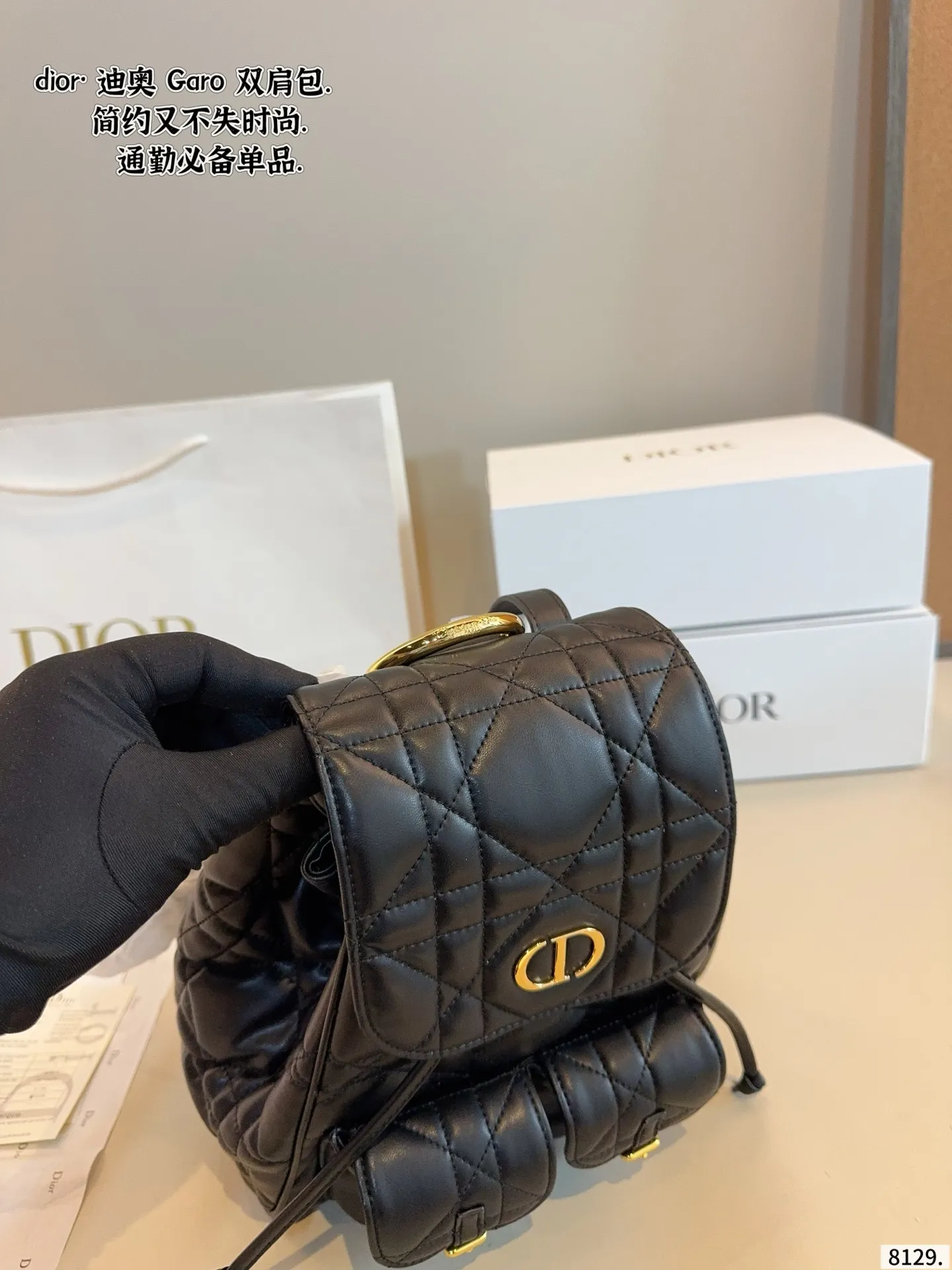 p215p205配礼盒🎁 D家 迪奥新款 caro 双肩包. 又酷又甜的双肩包. 出門随手一拎就很好看 Dior新品真的太戳我拉 CEST DIOR出场就是王炸! 这个小水桶太太太有设计感拉 这种容量非常感人 一直焊死在身上的水桶尺寸:22*10*27/17*7*18cm