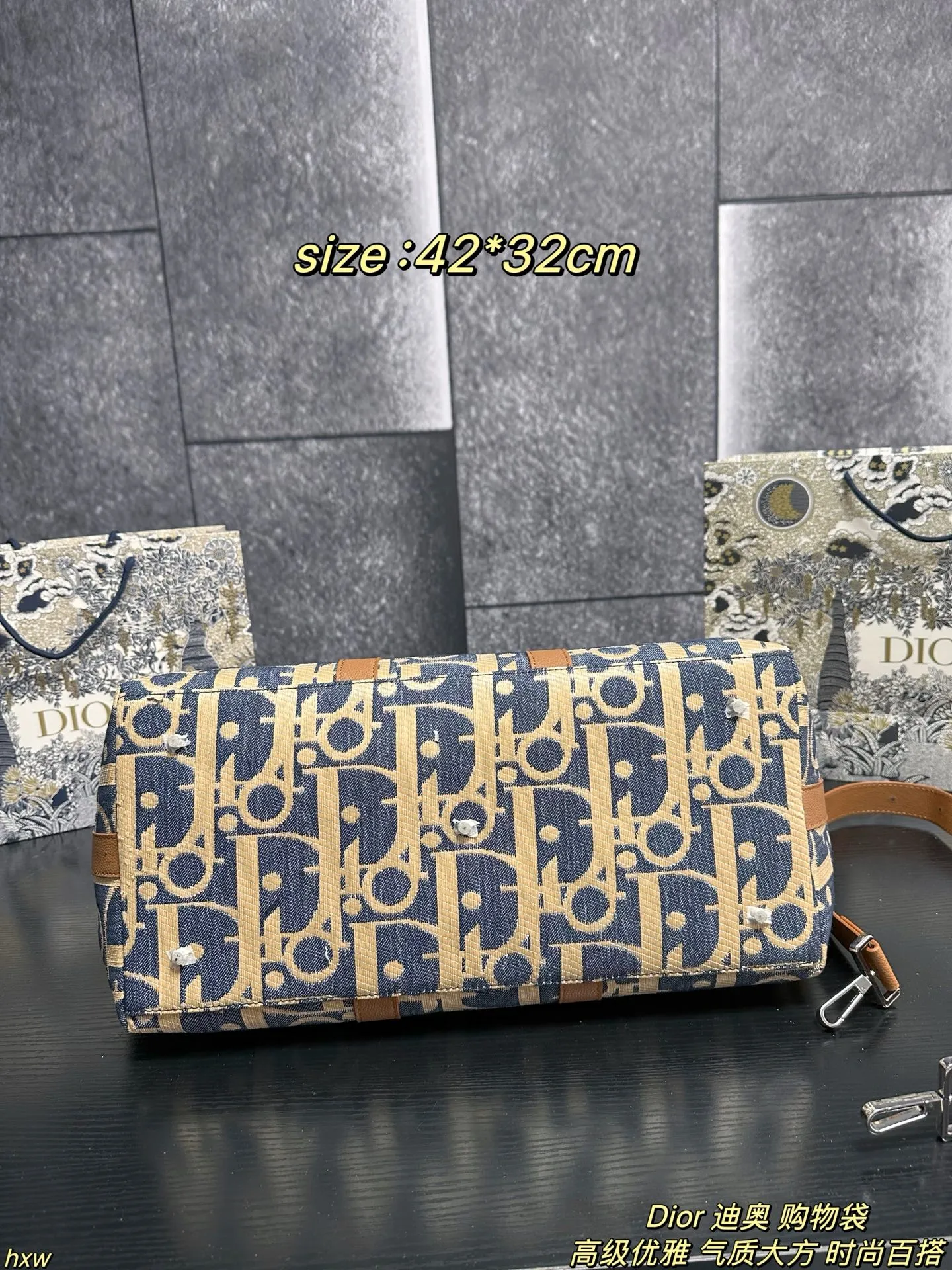 P175 Dior 迪奥 购物袋 DIOR迪奥手提敞口大容量源板绣花时尚购物袋女包托特包，每一只BOOK TOTE手袋都采用复杂的制作工艺，每只手袋的制作历时逾三十二个工时，包含三种不同的刺绣针法，由一百二十万针缝线精制而成。夏天出门必备，无论是化妆品，水杯还是遮阳伞，防晒霜，防晒喷雾，零食，统统装入，简直是百宝箱的存在 普通人也能实现大牌梦 尺寸：42*32cm