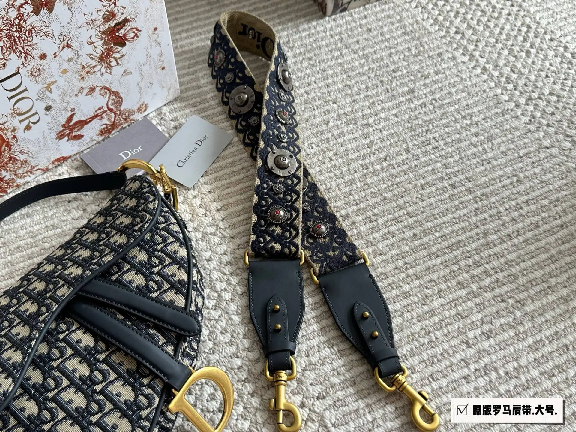 💰200、175 配盒（罗马肩带） 尺寸：25cm*20cm（大） 18cm*15cm（小） 升级版出货 ✅ D家 老花马鞍包 配深蓝色牛皮长肩带 搜索🔍Dior 迪奥