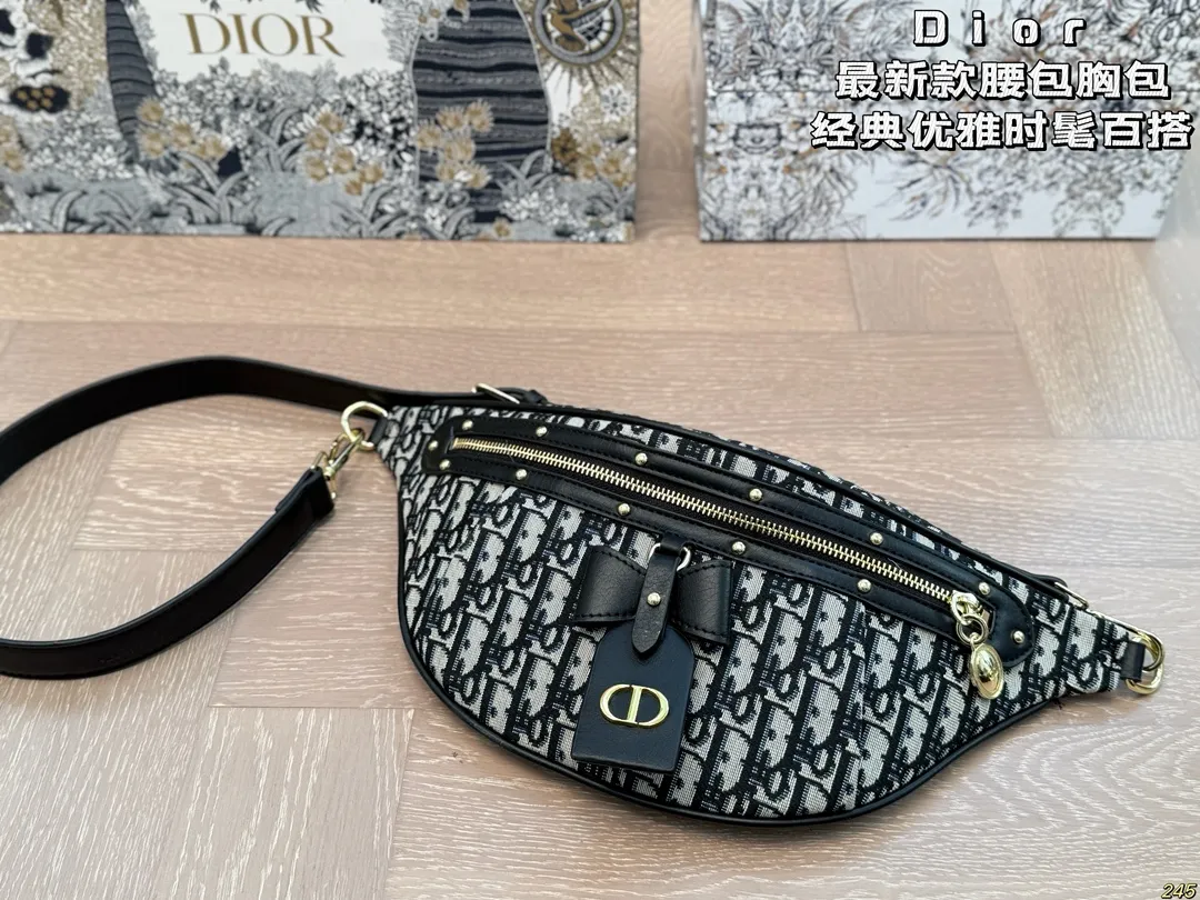 ¥120配盒 迪奥Dior最新款腰包胸包 这款腰包太好看啦,特别百搭时尚 很绝,单肩也很好看!必须入手呀! 尺寸:31 17
