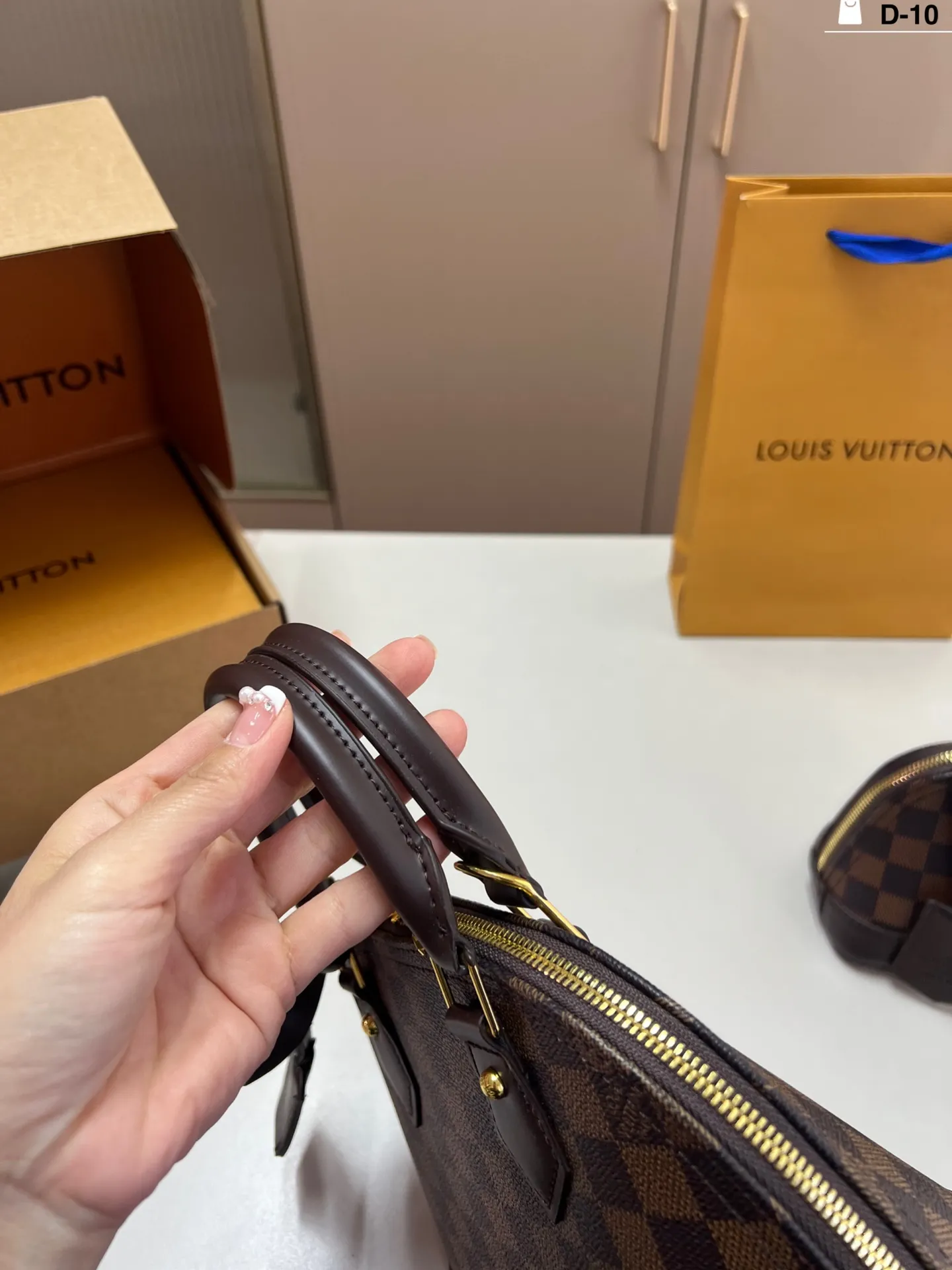 大💰p145 LV/ 路易威登 贝壳包 手感超级好 搭配起来超级美腻 超级推荐 走秀款同步 人手一只。 D-10尺寸25×19/19×13折叠盒