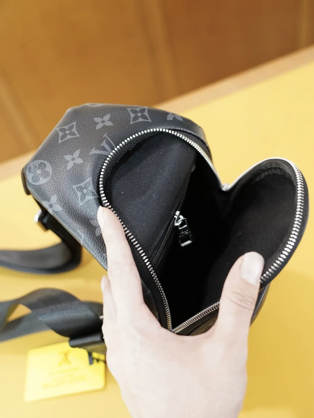 P80 🇫🇷 路易威登 官网同步 高版本 胸包 永恒不过时的标志性产品 纯原单牛皮 顶级五金制作 非市面普通版本 今年LV最爱的款式 全部实拍 实用性非常高 完全不用担心穿搭 【规格:18x30x6】