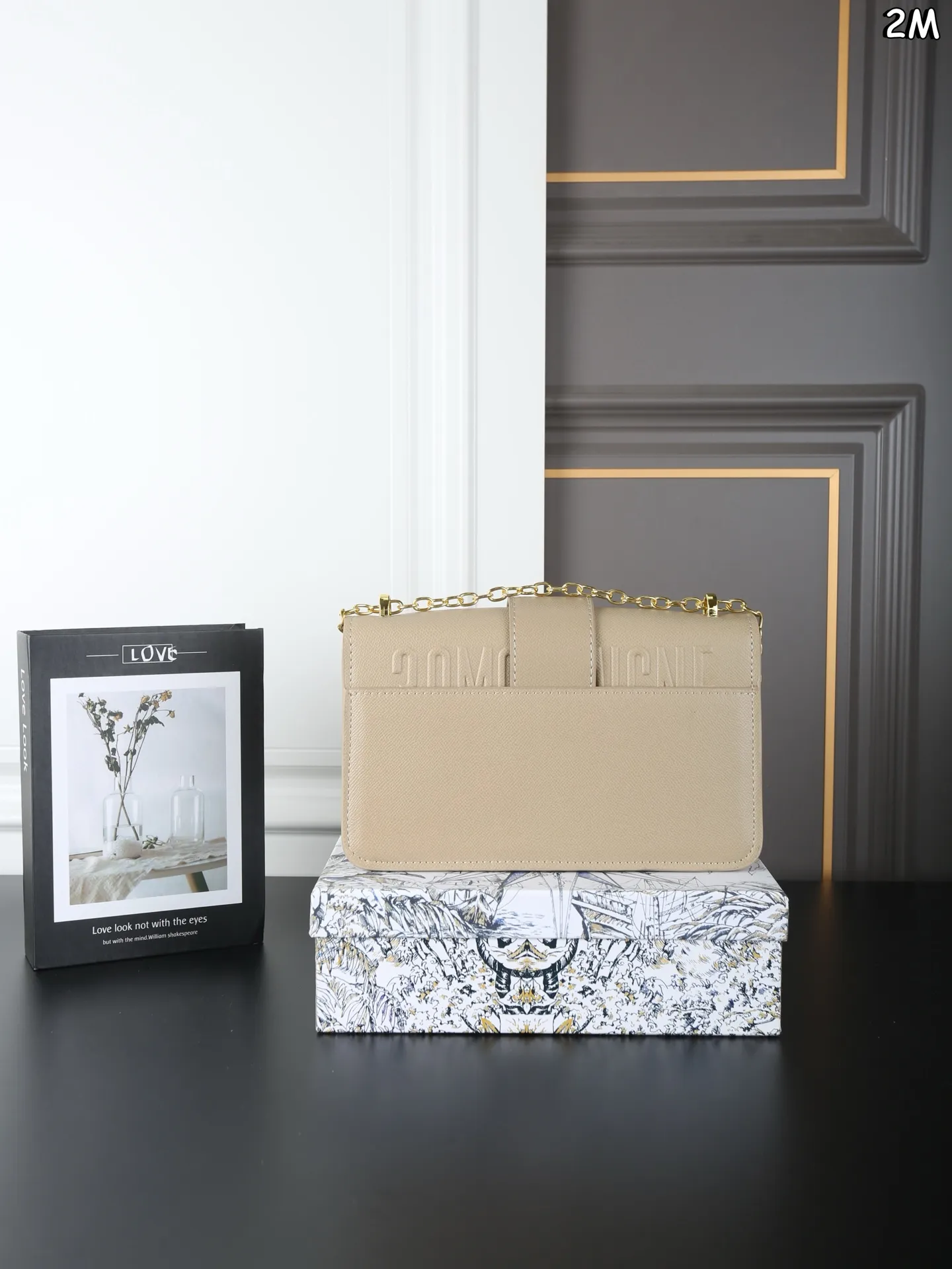 P110 天地盖 DIOR迪奥 Montaigne 蒙田包盒子包单肩斜挎包 链条款 整个包型,是以当代流行的复古风!单单Logo按扣的设计就可以单手优雅的翻盖,内里两面都带有小夹层,背面的浮雕后方还有一个大夹层,背带除了调节长短之外,还可以完全拆下来 作为手拿包使用。多变也实用, 背上它大家都要夸 自带法式复古感的蒙田经典爆款了 尺寸:25×15