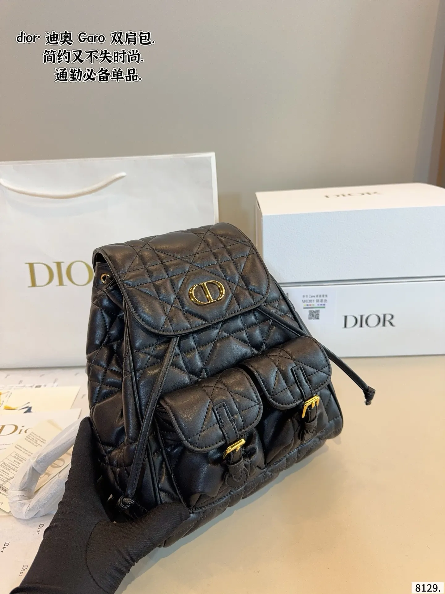 p215p205配礼盒🎁 D家 迪奥新款 caro 双肩包. 又酷又甜的双肩包. 出門随手一拎就很好看 Dior新品真的太戳我拉 CEST DIOR出场就是王炸! 这个小水桶太太太有设计感拉 这种容量非常感人 一直焊死在身上的水桶尺寸：22*10*27/17*7*18cm