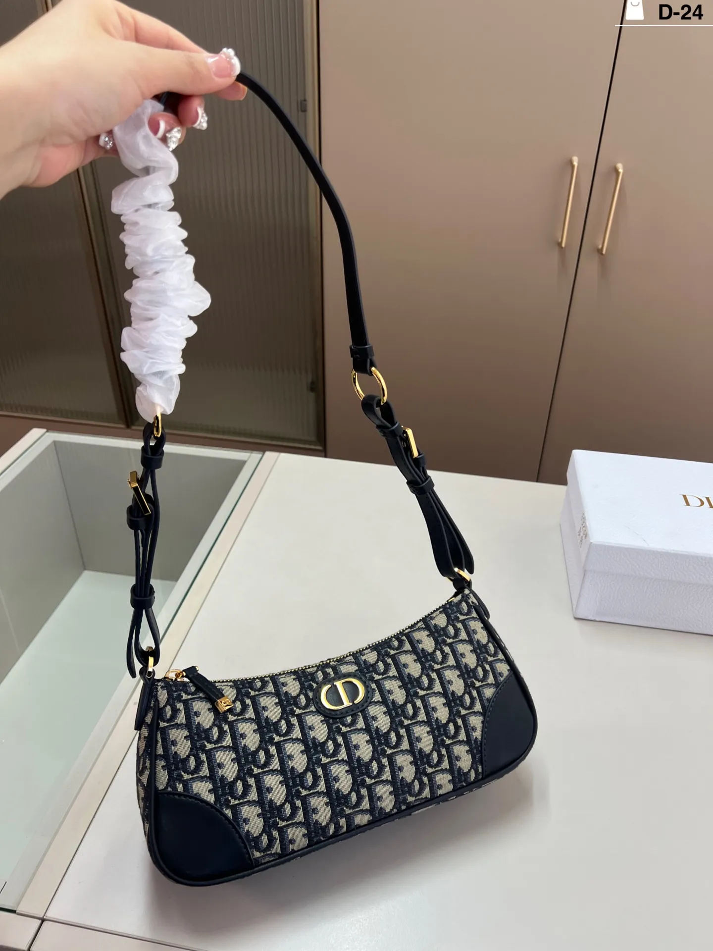 💰p195 迪奥DIOR 腋下包 包型太可爱了 容量非常可,日常通勤都没问题 可咸可甜 质感满分工艺非常讲究 细节立体感拉满D-24尺寸26×10配盒
