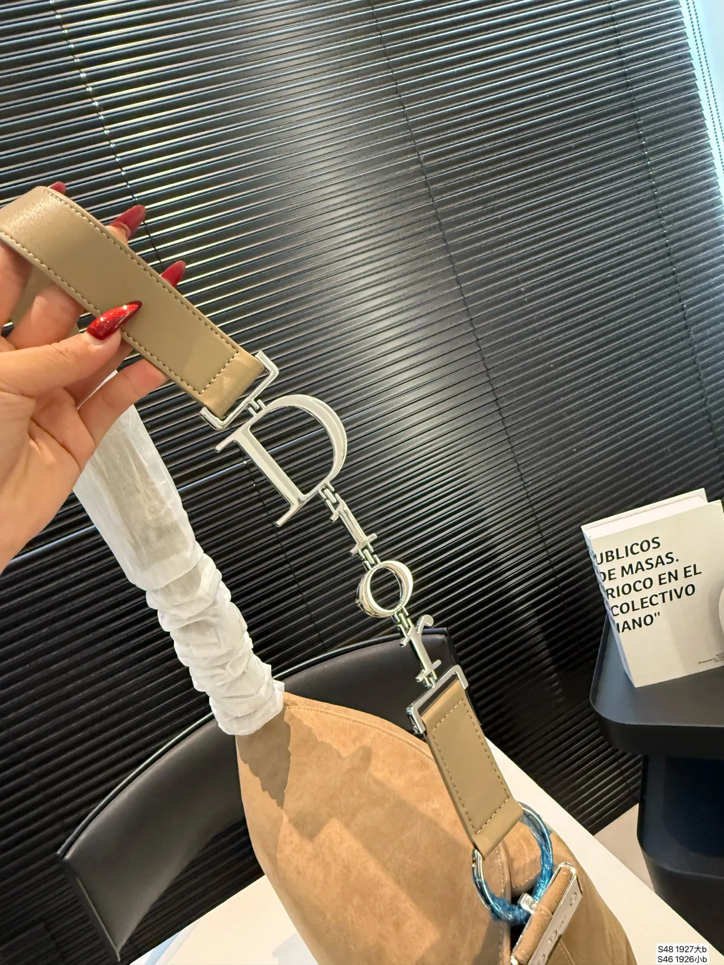 大号P290 小号P280 配盒子新款迪奥托特 闭眼都能入手的包包| 托特包 真的是闭着眼都能冲的款式! 尺寸:大号40 29 小号32 26 货号大号1927 小号1926