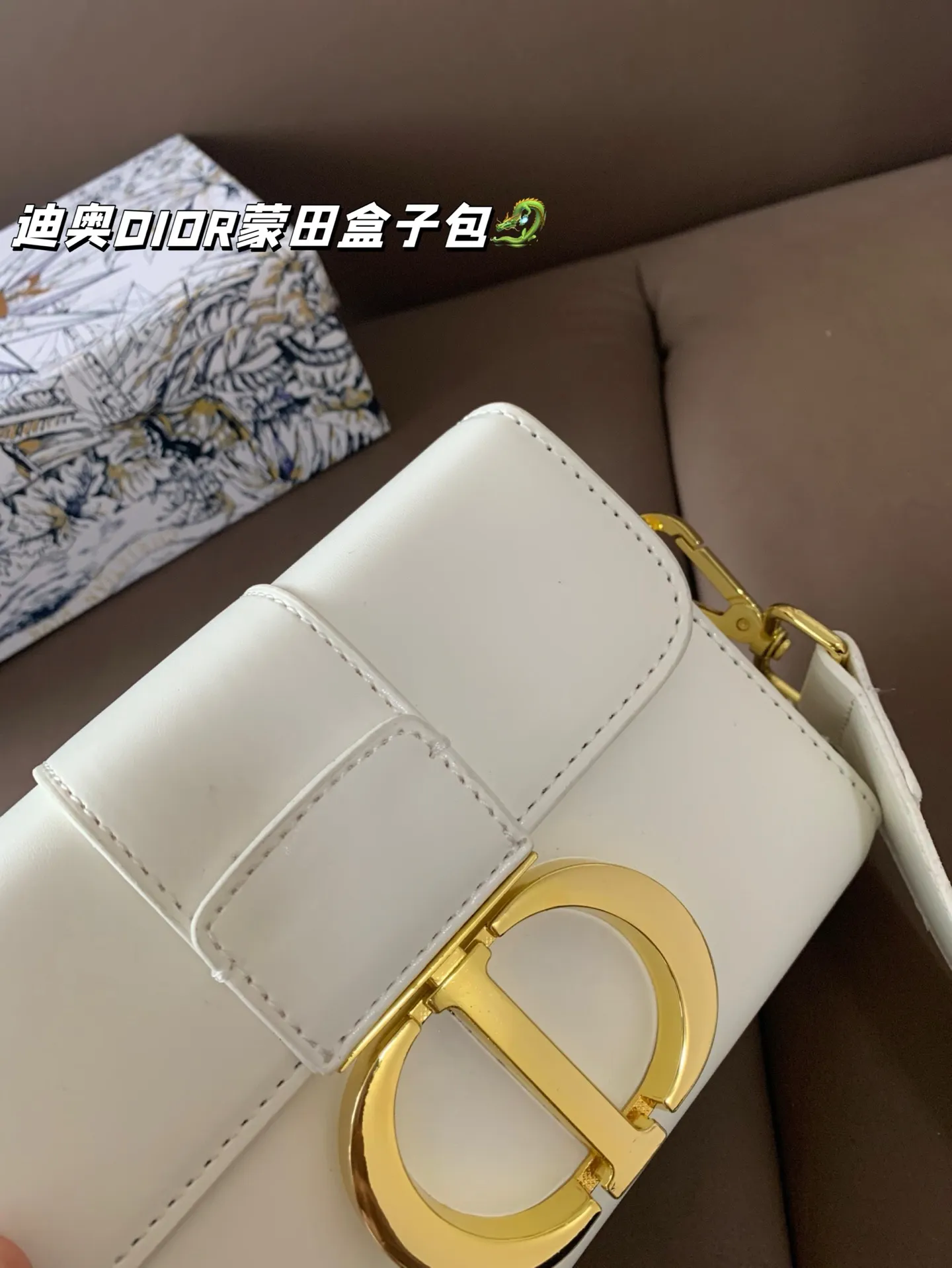P105 配盒 💕💕迪奥DIOR，蒙田盒子包，翻盖包受年轻人喜爱 明星们也都在追捧✌🏻✌🏻全新版型精致又洋气 做工精致 超级厚实 结实耐用 手拿洋气 斜挎上身也超好看嘞😝 尺寸 18*13